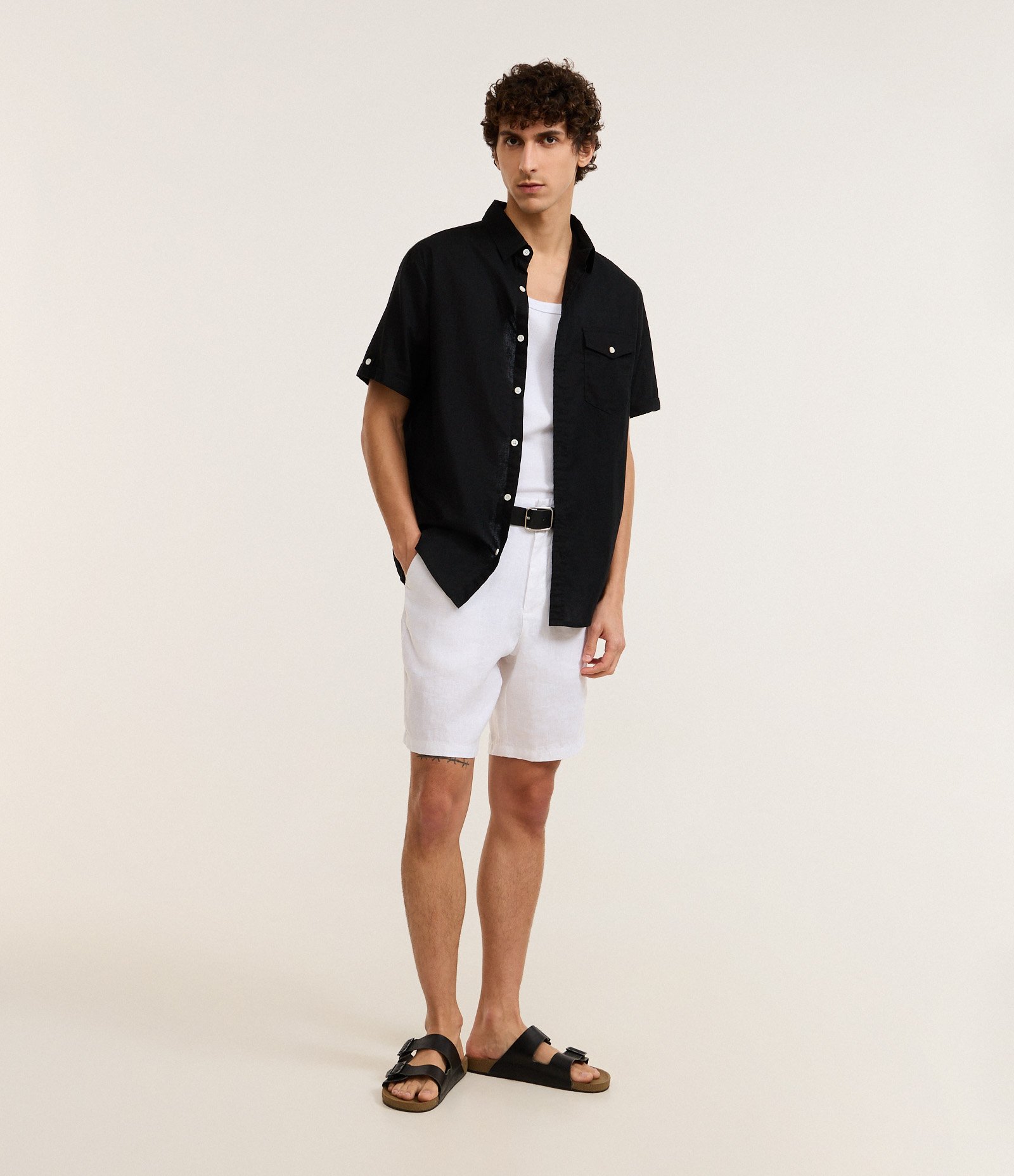 Camisa Comfort em Linho com Bolso e Dobra na Manga Preto 2