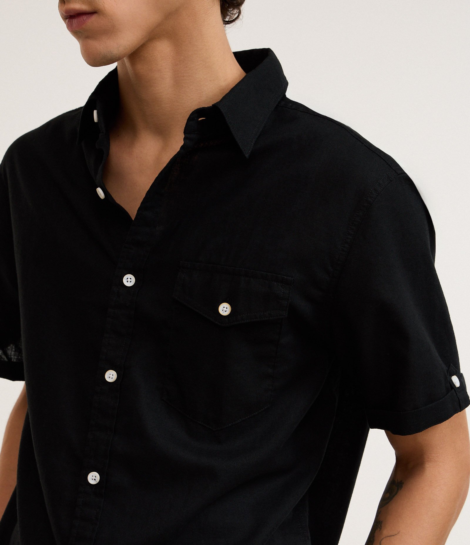 Camisa Comfort em Linho com Bolso e Dobra na Manga Preto 3