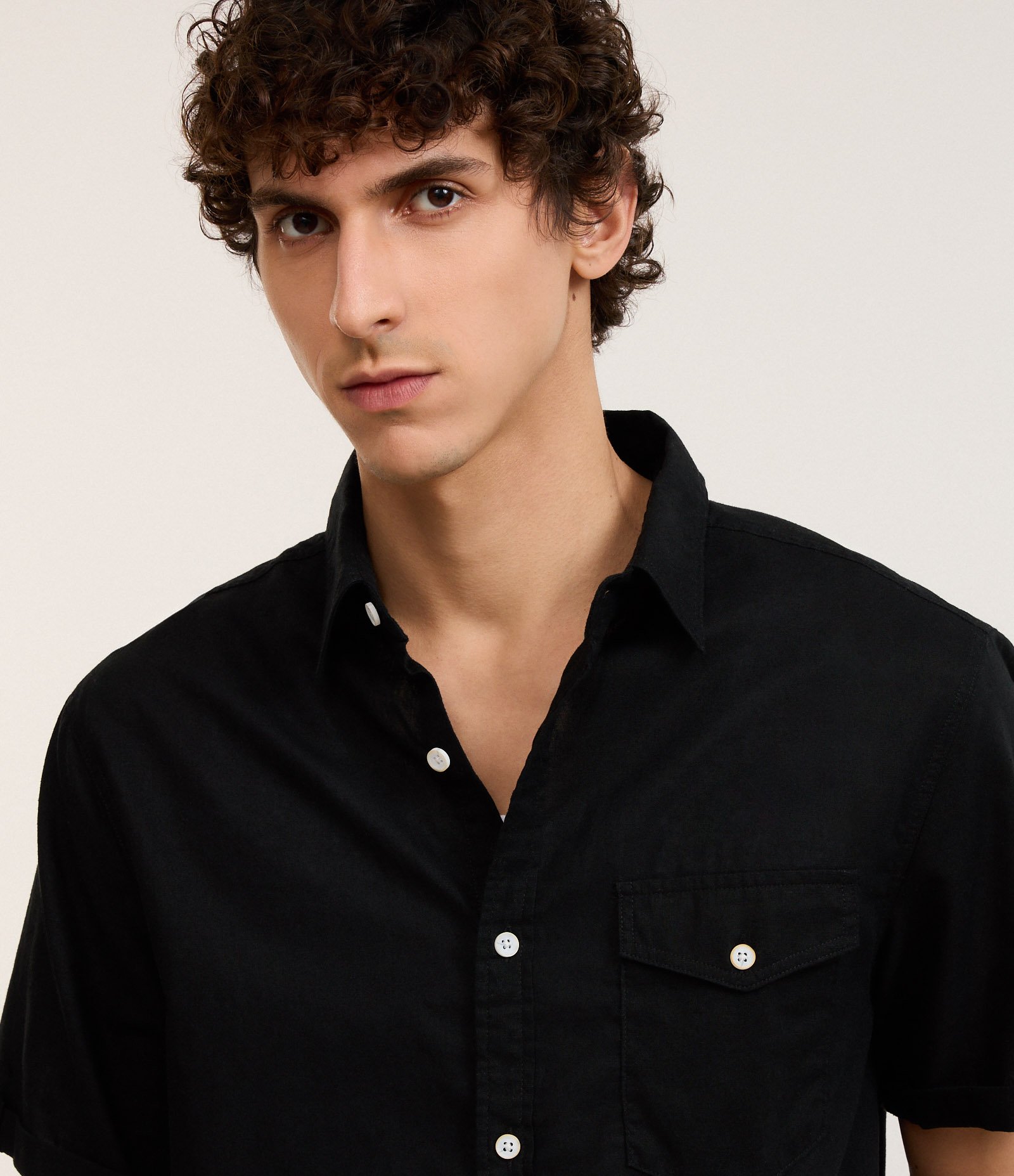 Camisa Comfort em Linho com Bolso e Dobra na Manga Preto 4
