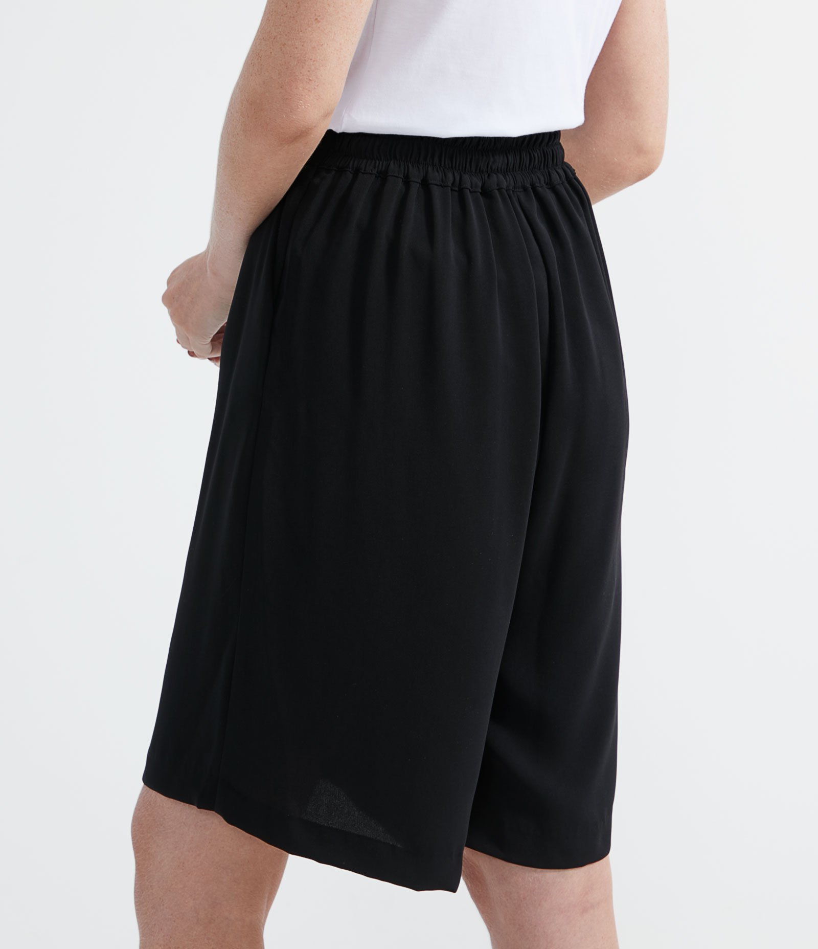 Bermuda Clochard em Crepe com Cintura Elástica Preto 2