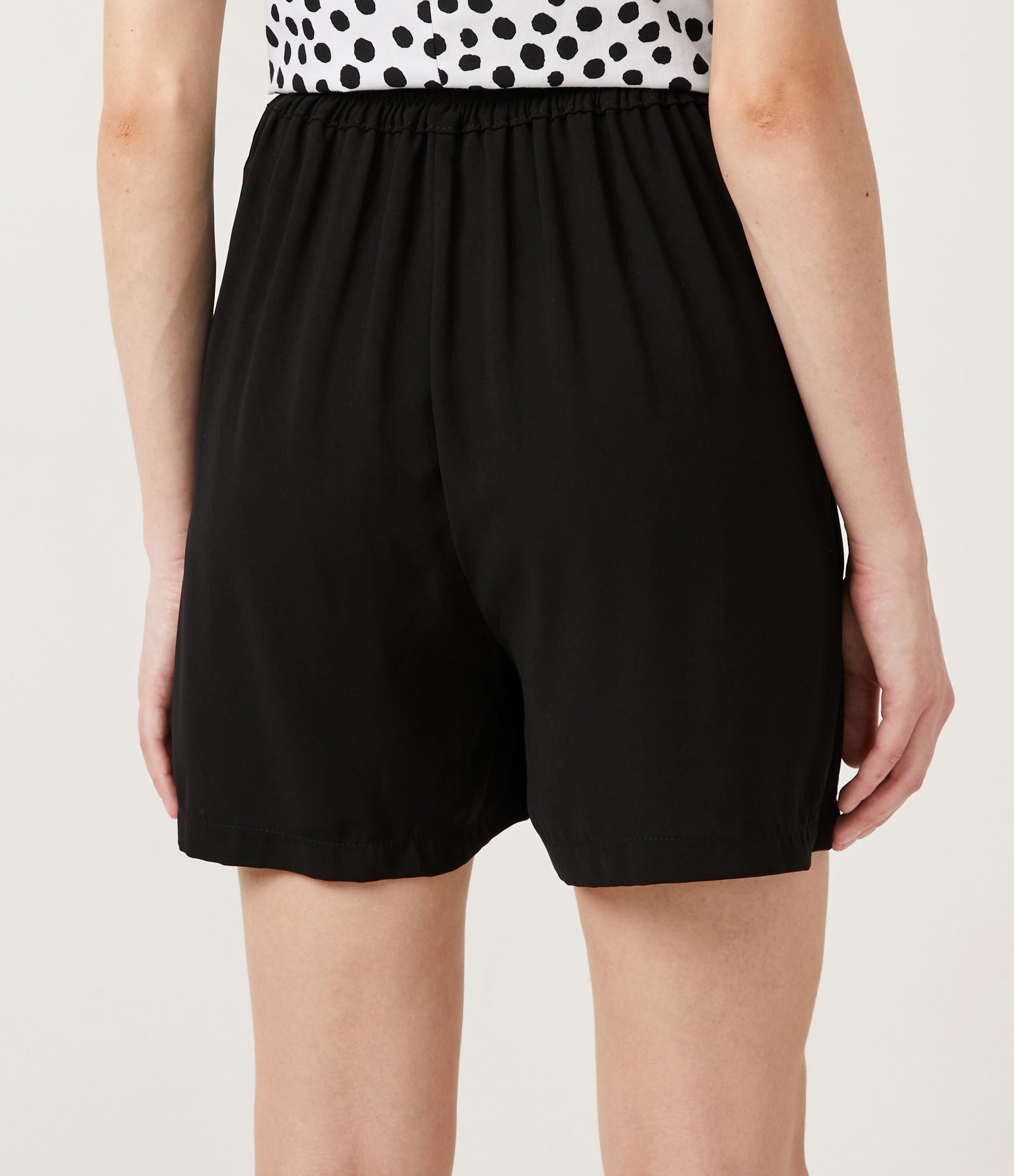 Bermuda Clochard em Crepe com Cintura Elástica Preto 4