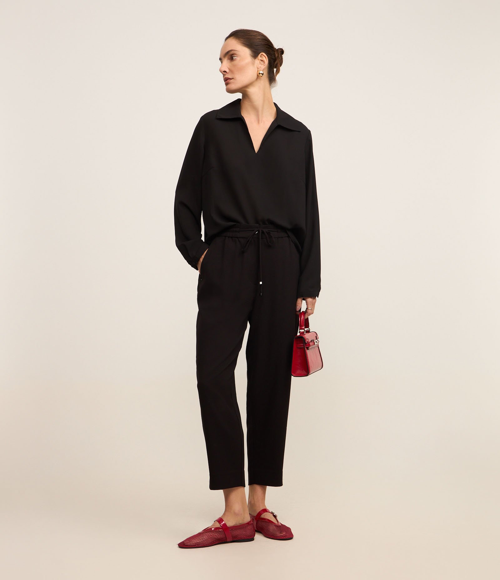 Calça Fluida em Crepe com Cós Elástico e Amarração Preto 1