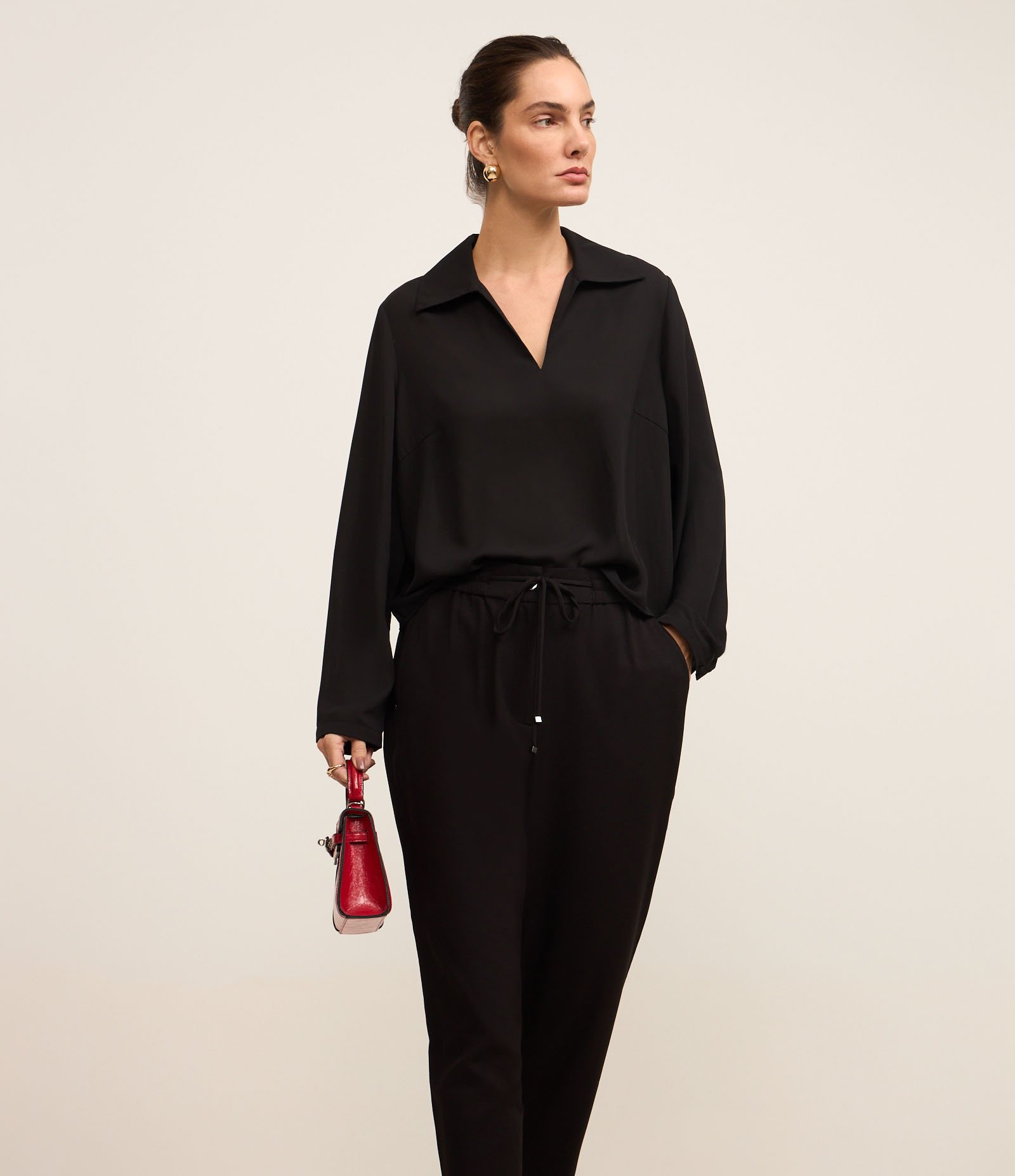 Calça Fluida em Crepe com Cós Elástico e Amarração Preto 2