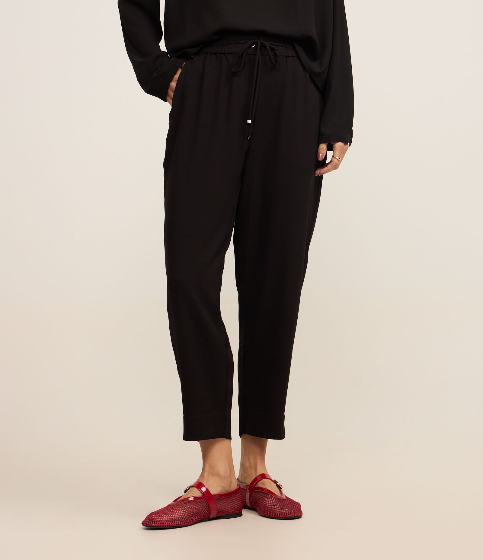 Calça Fluida em Crepe com Cós Elástico e Amarração Preto 3