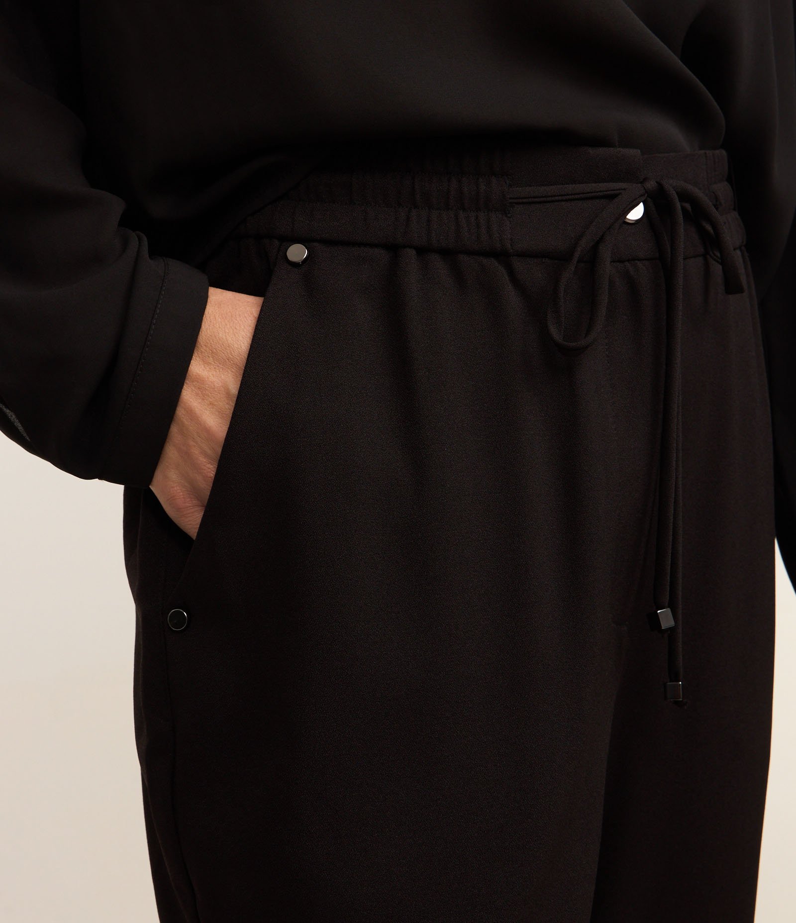 Calça Fluida em Crepe com Cós Elástico e Amarração Preto 4