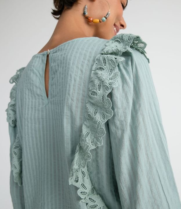 Blusa Amplia en Algodón con Volados en Broderie y Encaje Verde 4