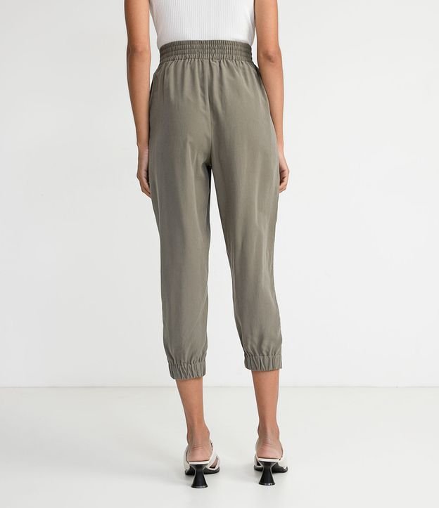Pantalón en Viscosa con Cintura Elástica y Bolsillos Frontales Verde 2