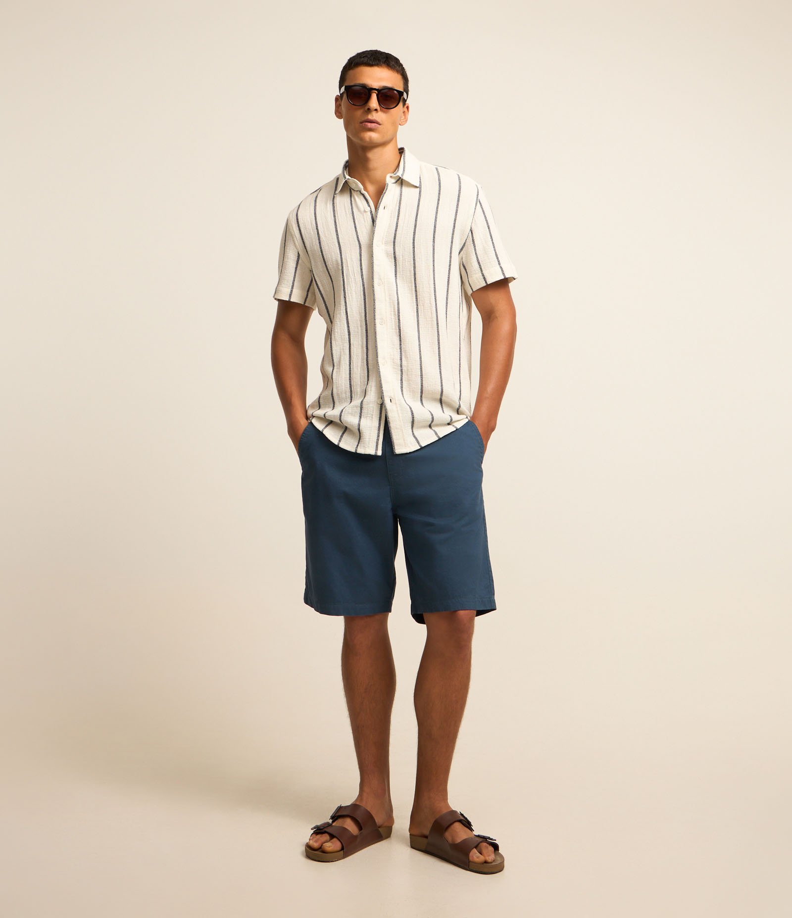 Bermuda Reta em Sarja com Bolso Captain s Blue 1