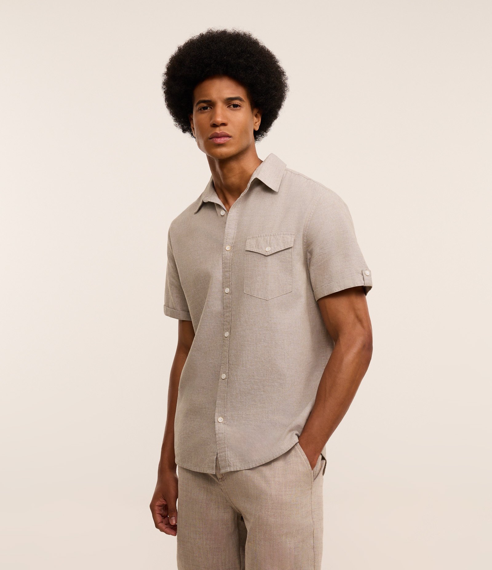 Camisa Comfort em Linho com Bolso e Dobra na Manga 1