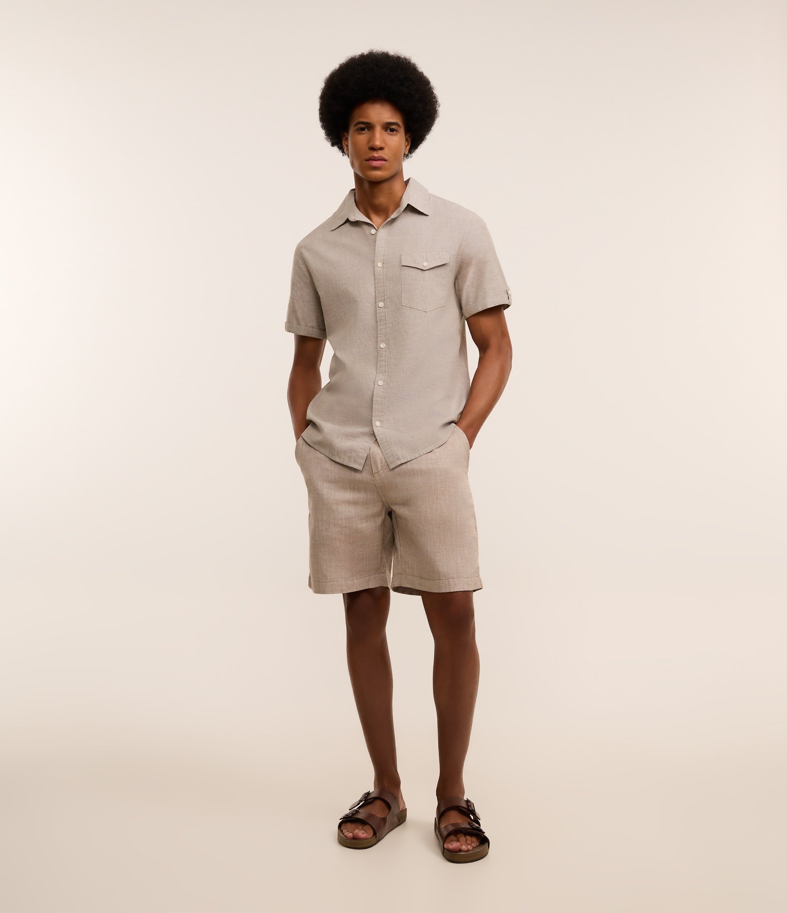 Camisa Comfort em Linho com Bolso e Dobra na Manga 2