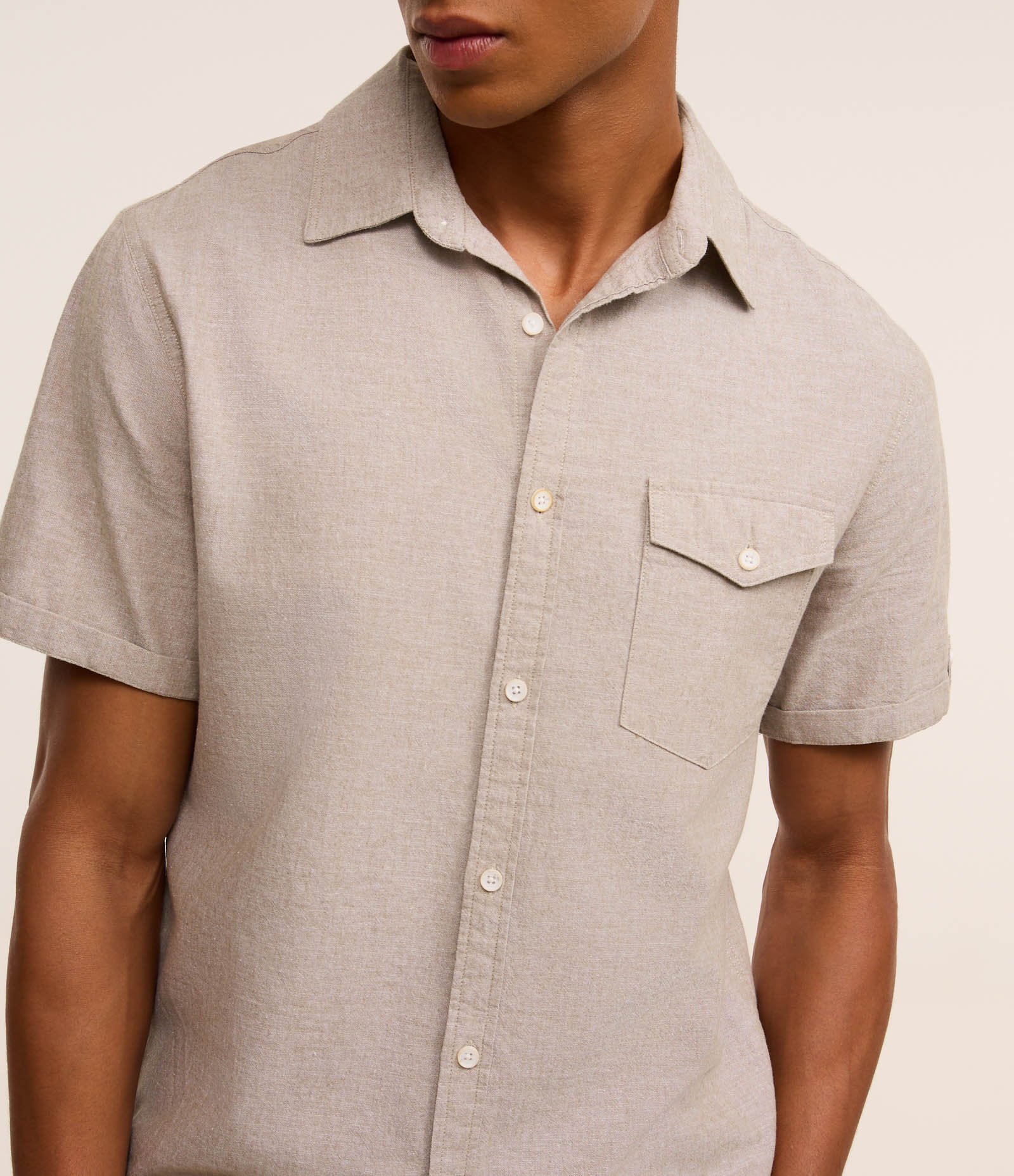 Camisa Comfort em Linho com Bolso e Dobra na Manga 3