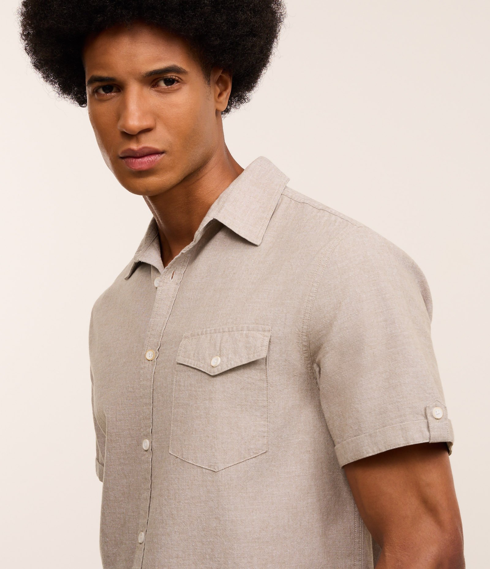 Camisa Comfort em Linho com Bolso e Dobra na Manga 4