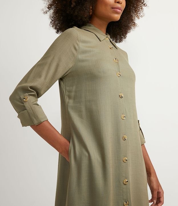 Vestido Chemise Alargado en Viscolino con Botones Contrastantes Verde 4