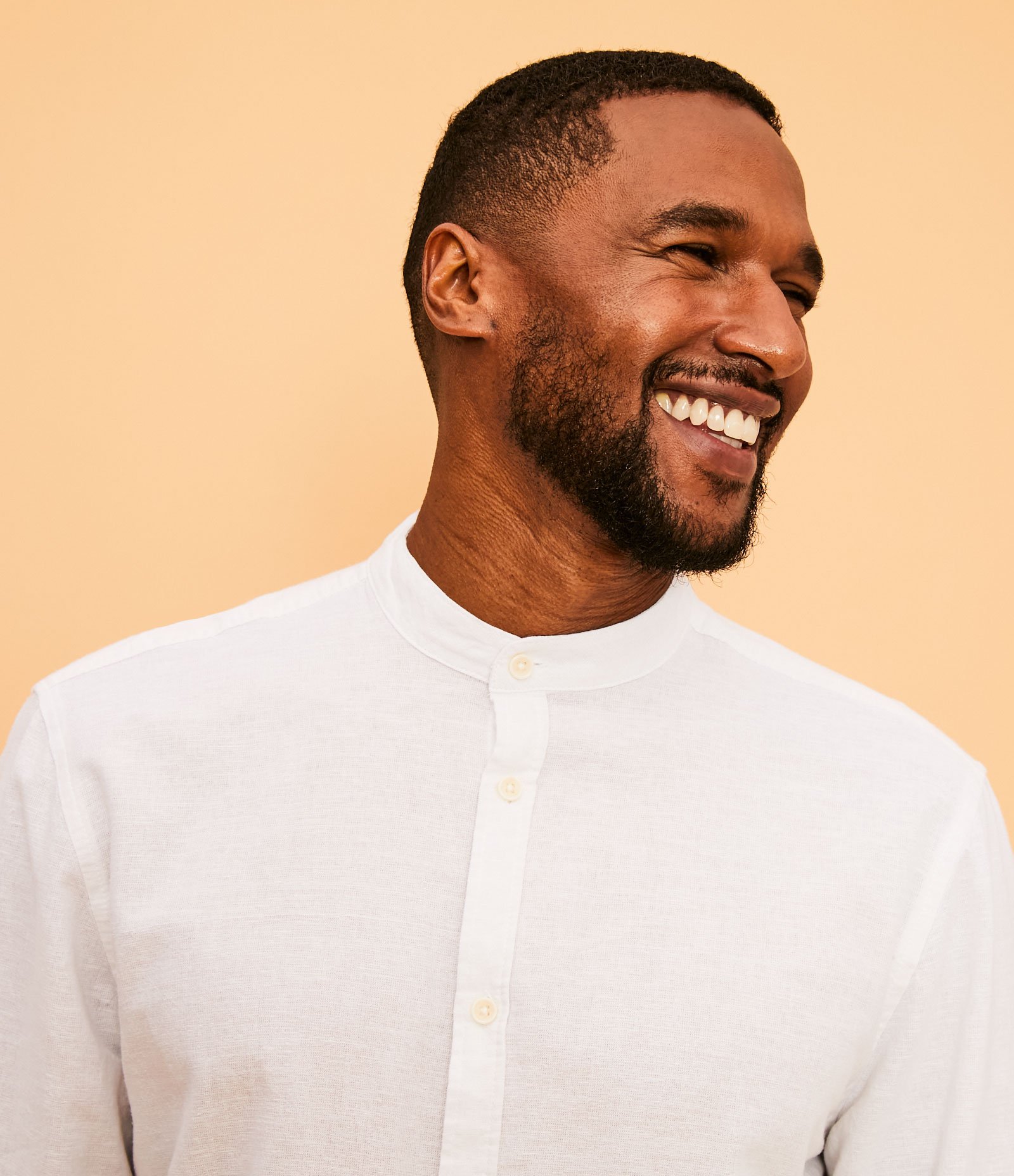 Camisa Comfort em Linho com Gola Padre Branco 4