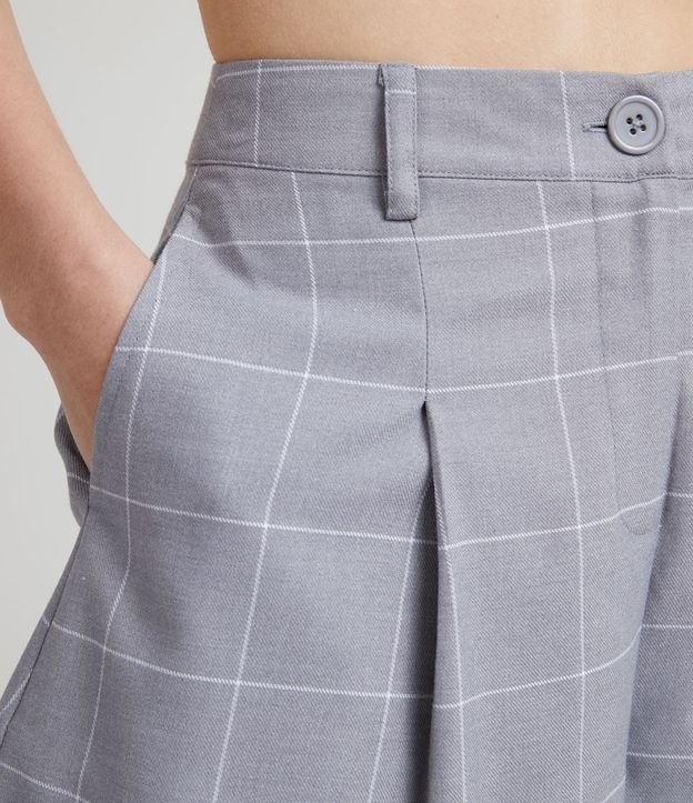 Short Ancho Cuadrillé con Bolsillos y Pliegas Gris 4