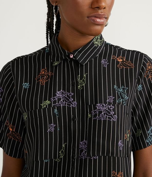 Camisa Cropped en Viscosa Estampado Tom y Jerry con Bolsillos Negro 3