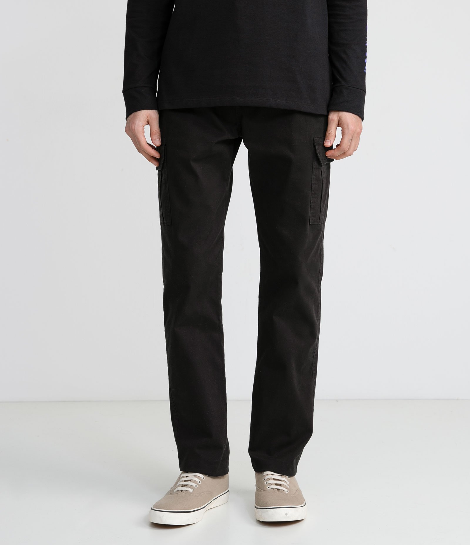 Calça em Sarja com Bolsos Diversos Preto 1