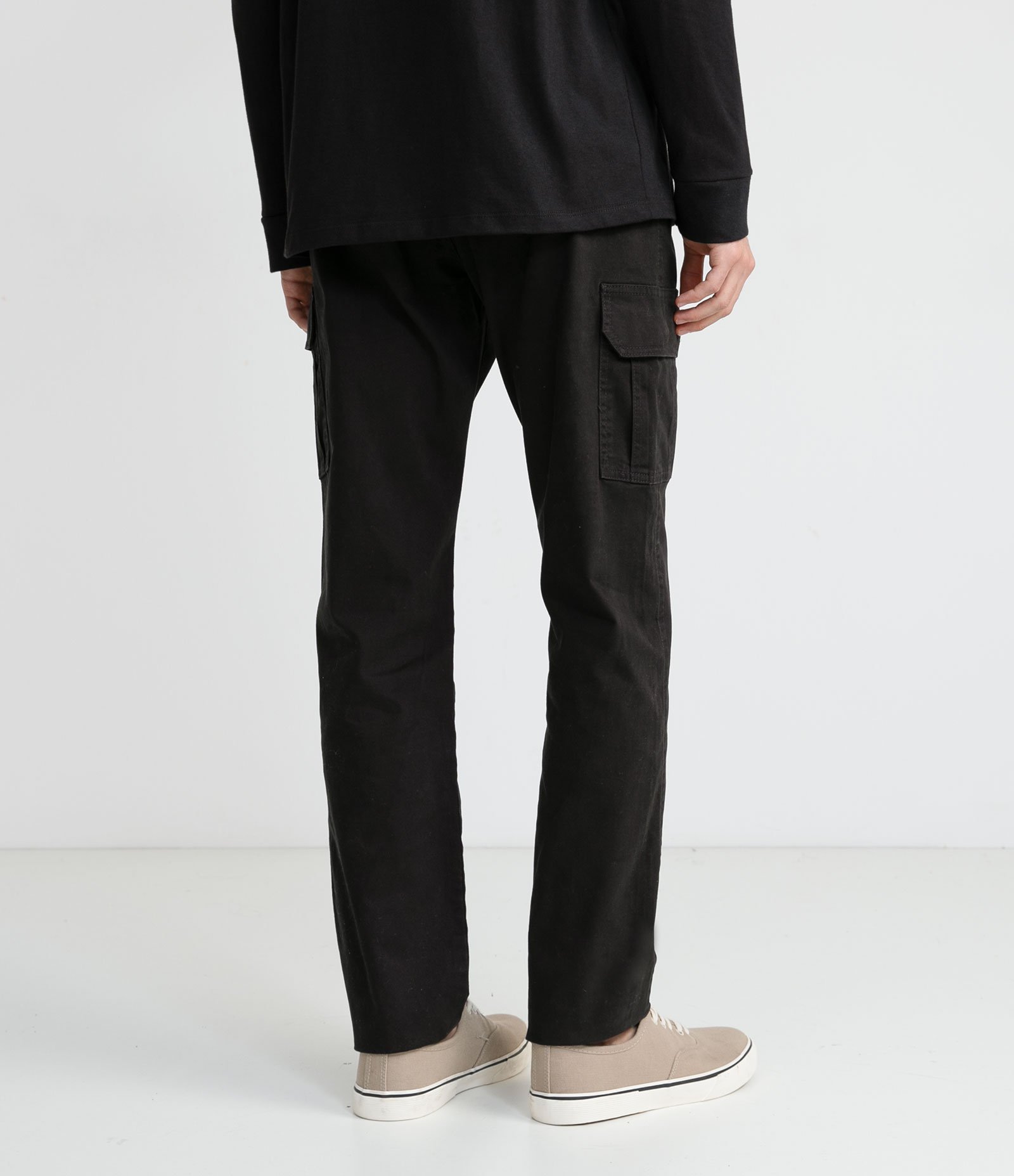 Calça em Sarja com Bolsos Diversos Preto 2