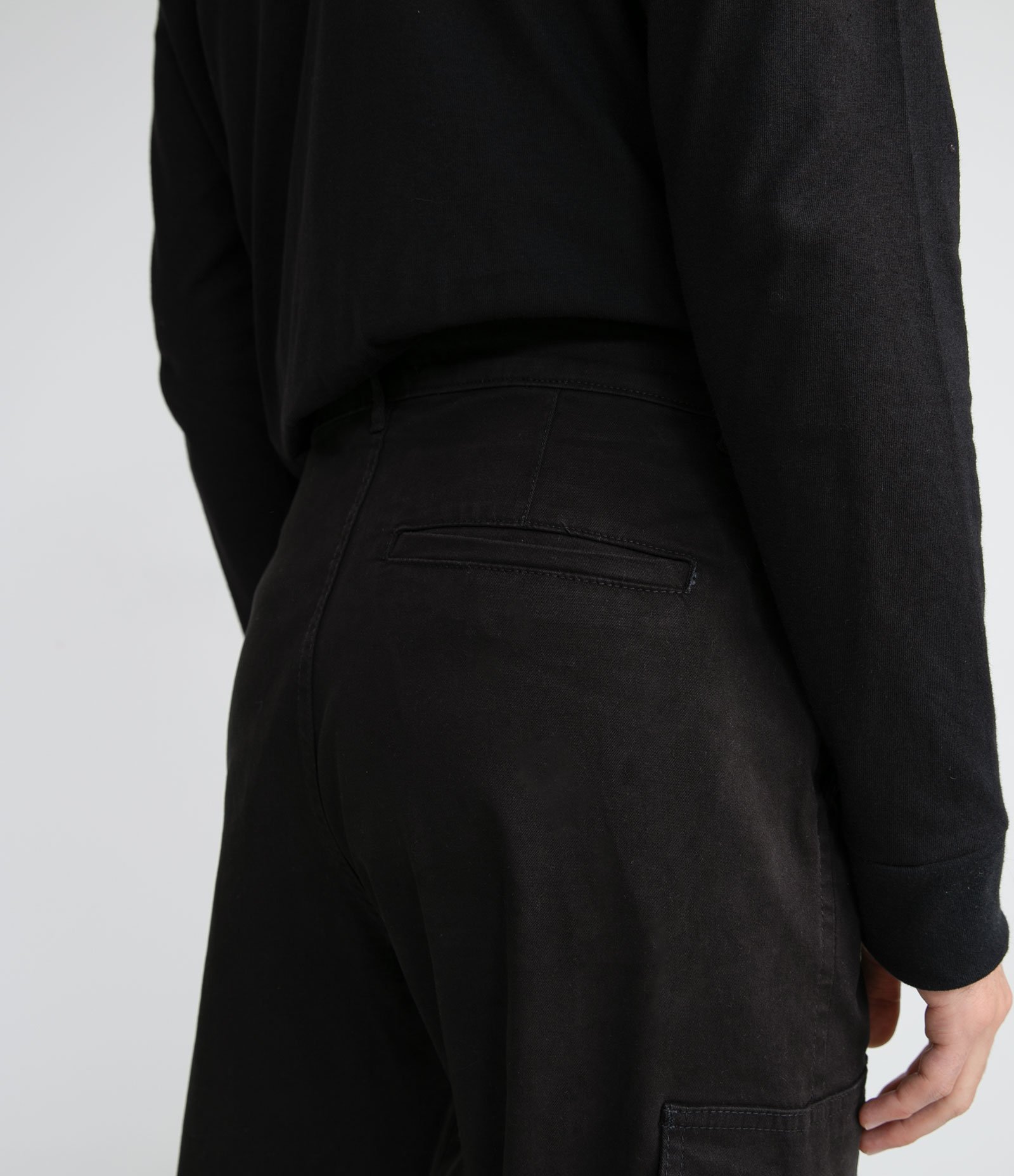 Calça em Sarja com Bolsos Diversos Preto 4