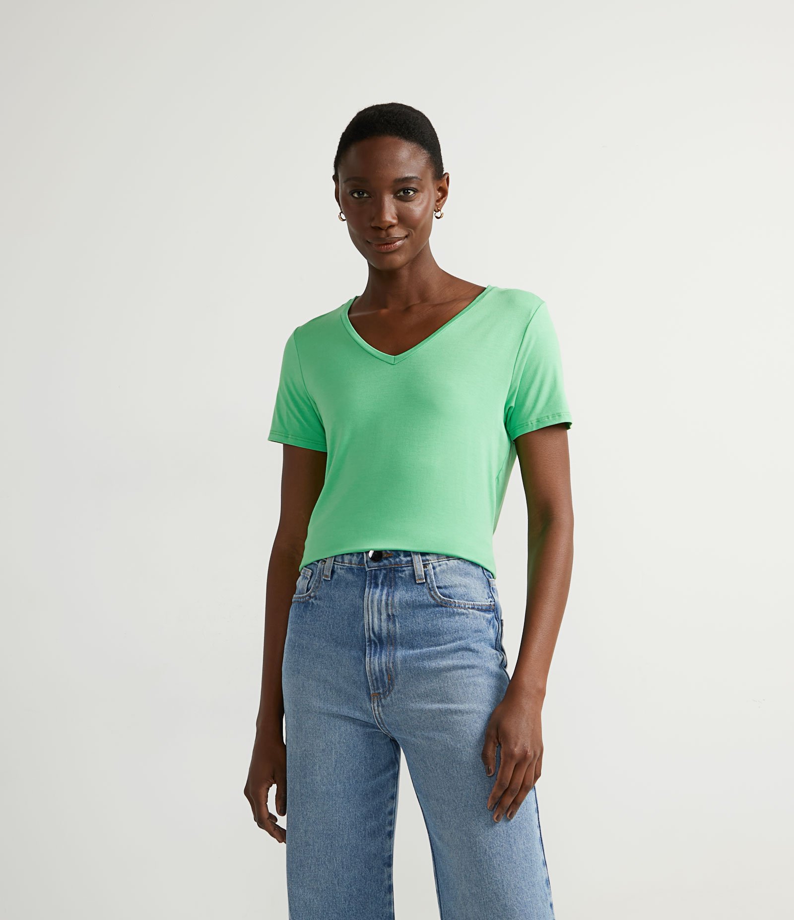 Blusa Básica em Viscose com Decote V Verde 1