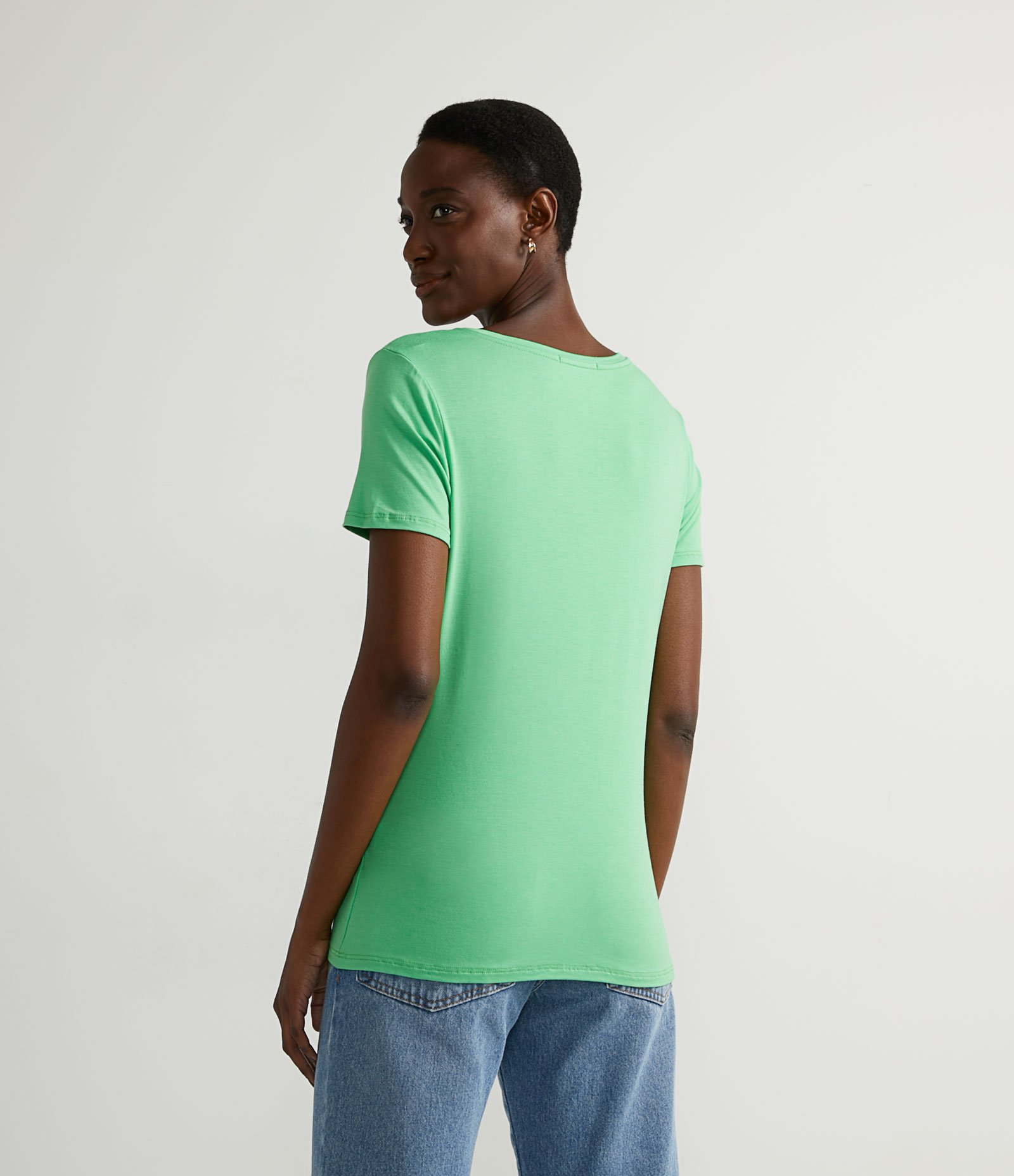 Blusa Básica em Viscose com Decote V Verde 2