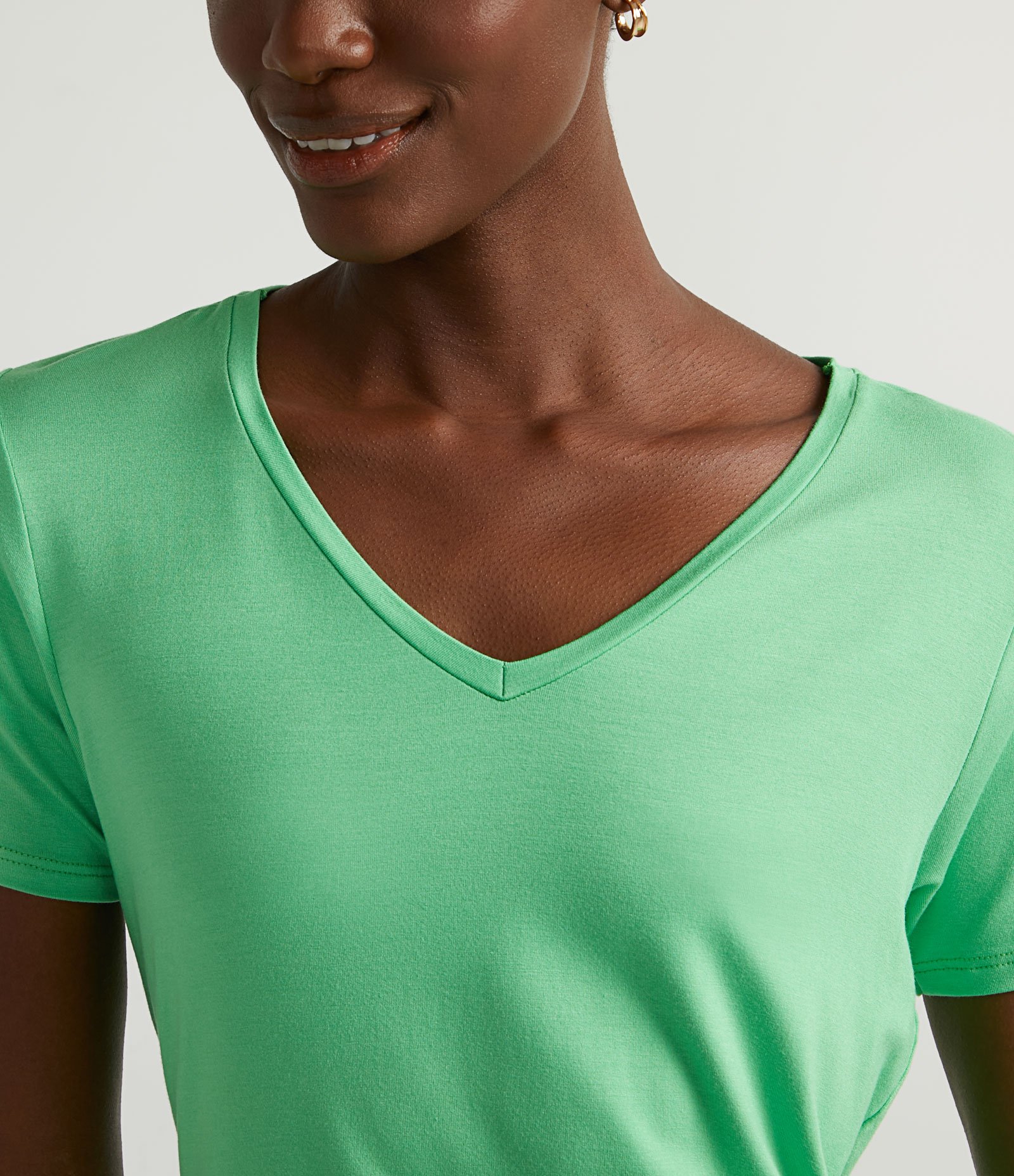 Blusa Básica em Viscose com Decote V Verde 3