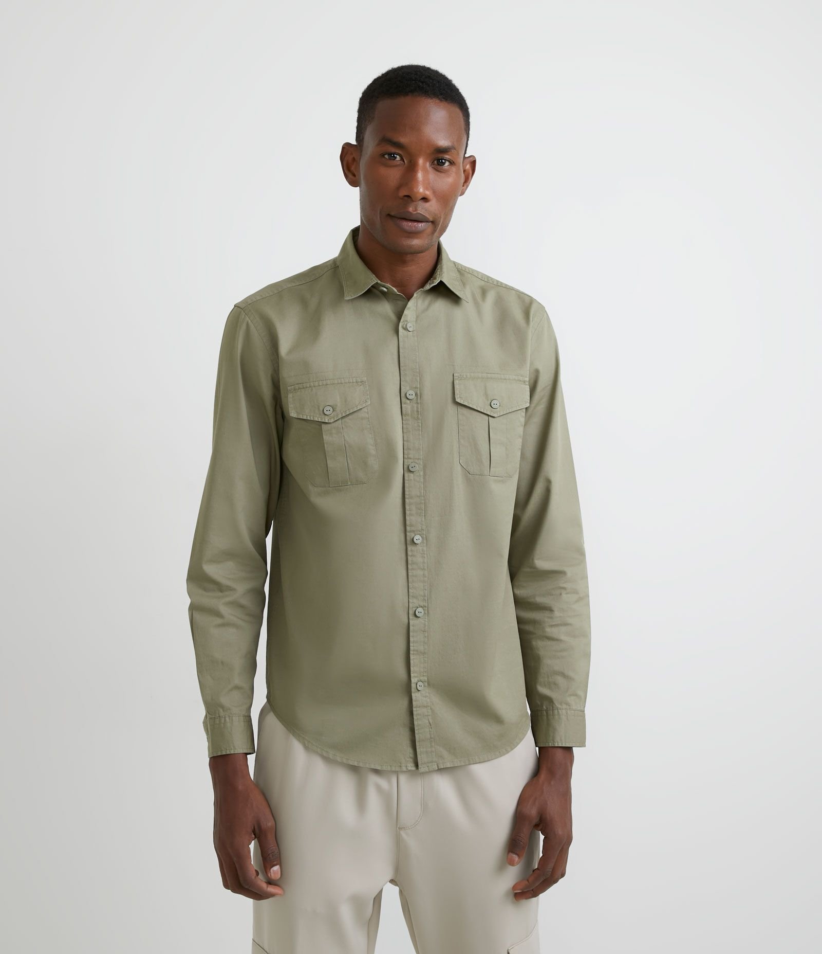 Camisa Comfort em Algodão com Bolsos Frontais Verde Alga 1