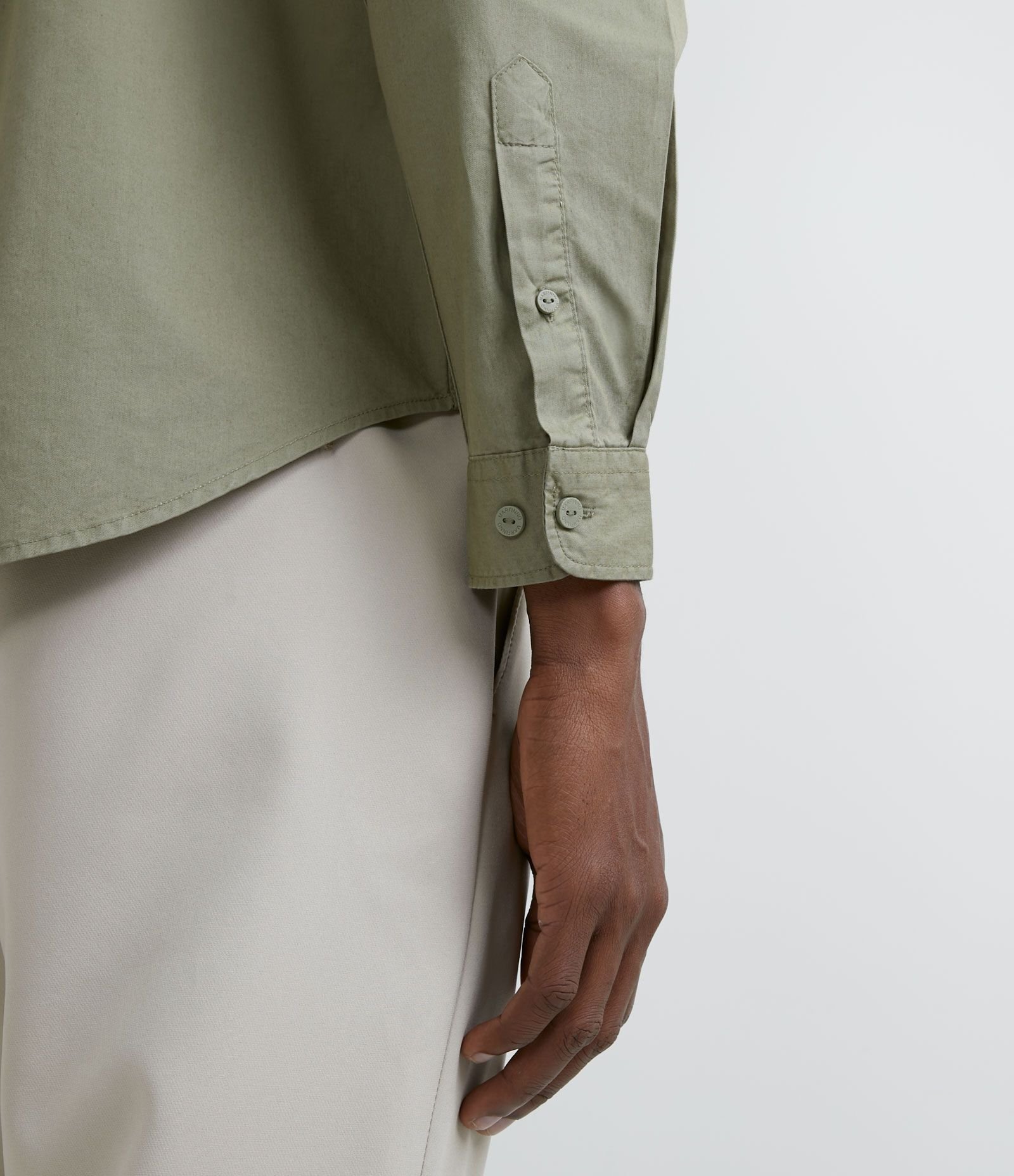 Camisa Comfort em Algodão com Bolsos Frontais Verde Alga 4
