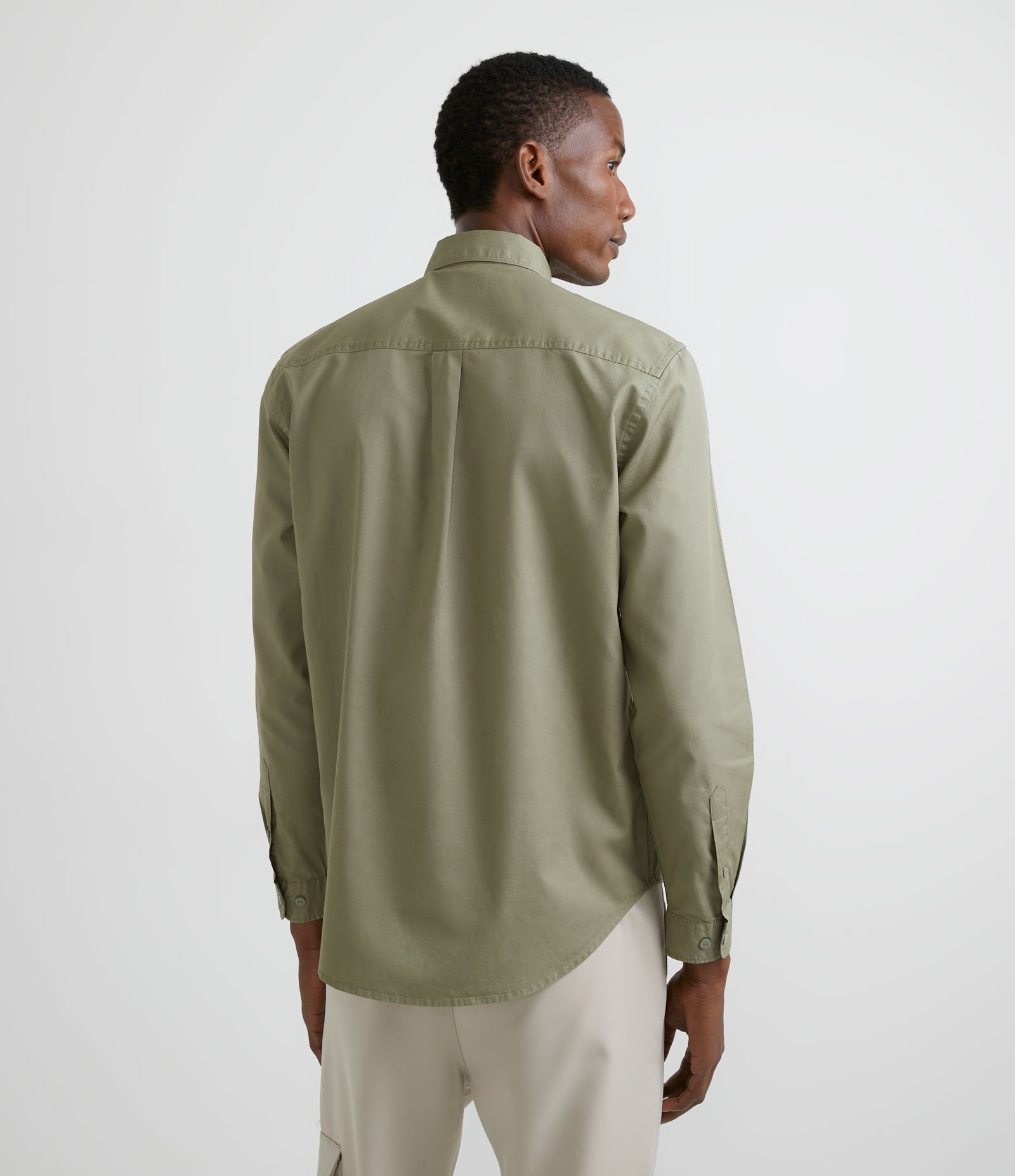 Camisa Comfort em Algodão com Bolsos Frontais Verde Alga 2