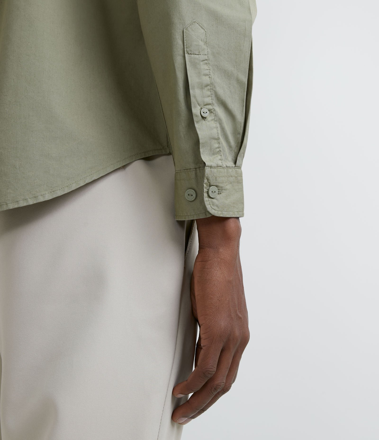 Camisa Comfort em Algodão com Bolsos Frontais Verde Alga 4