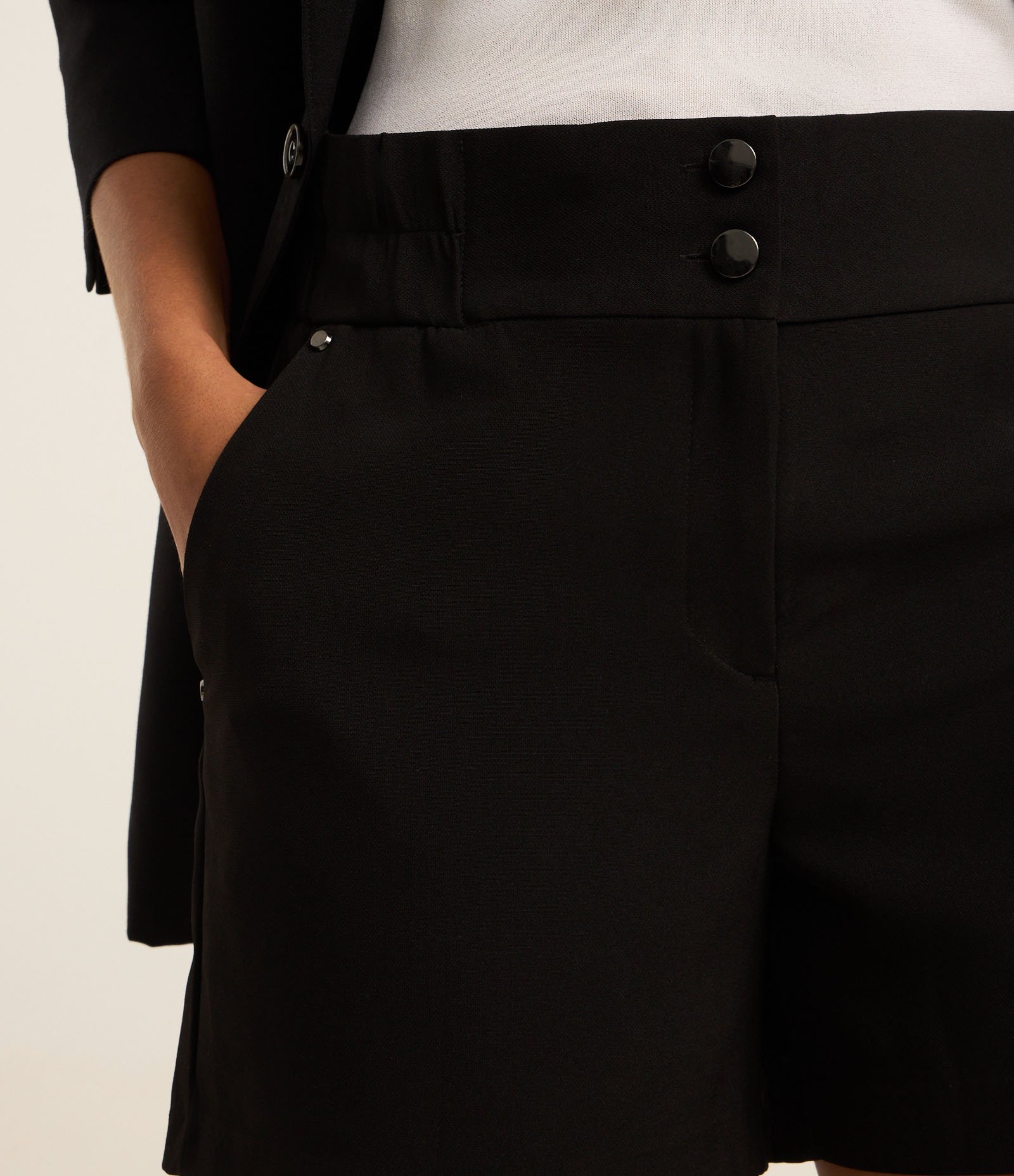 Short Alfaiatado com Cós Elástico e Abotoamento Duplo Preto 4