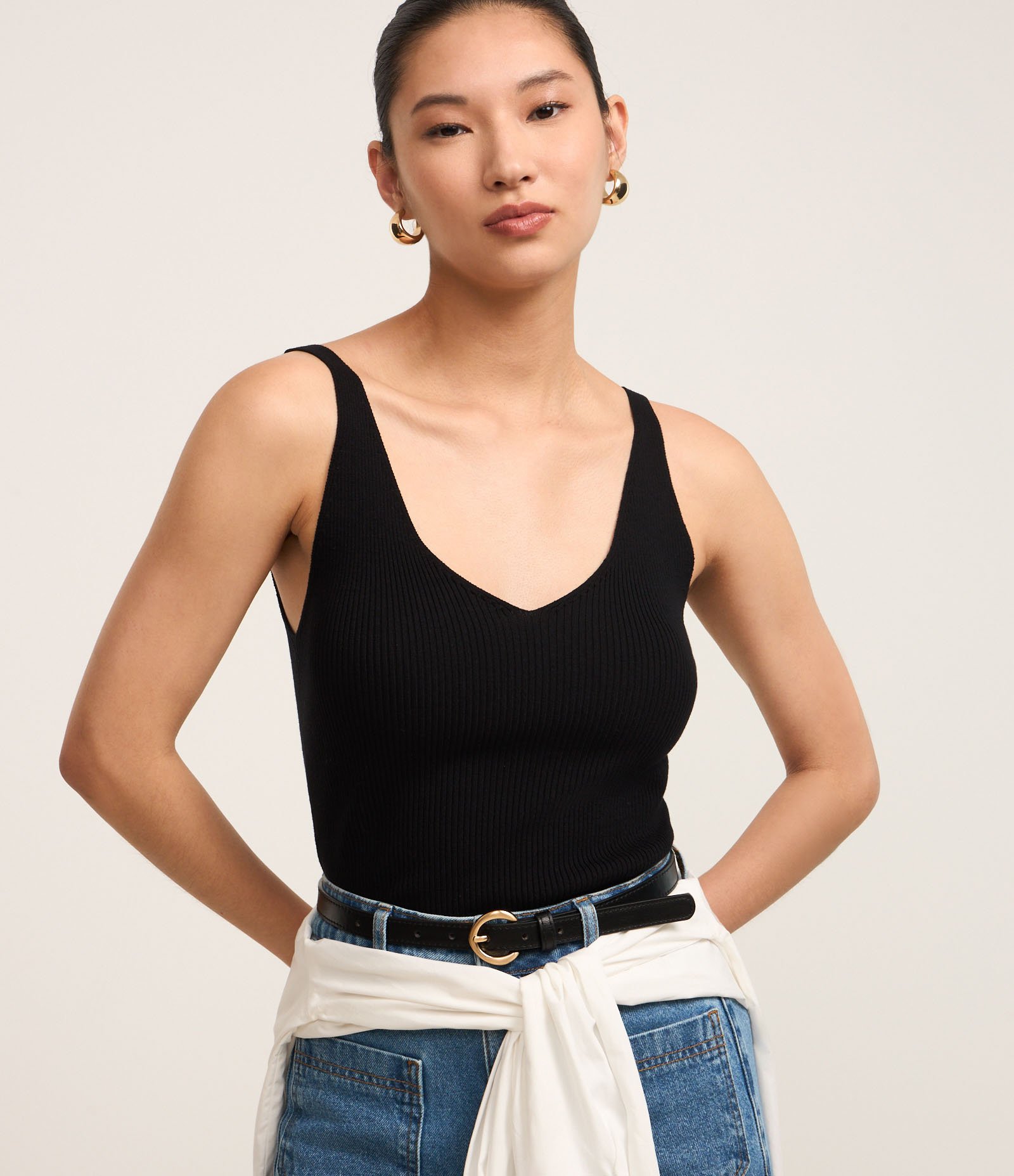 Blusa Regata Canelada em Tricô Leve com Decote V Preto 1