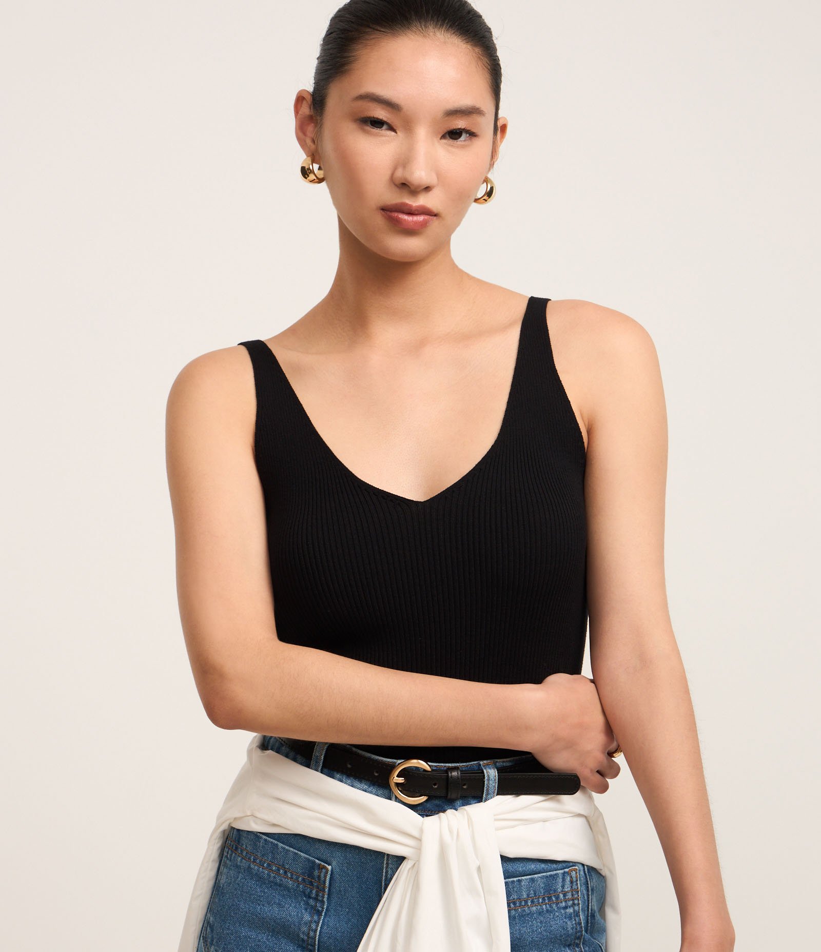 Blusa Regata Canelada em Tricô Leve com Decote V Preto 3