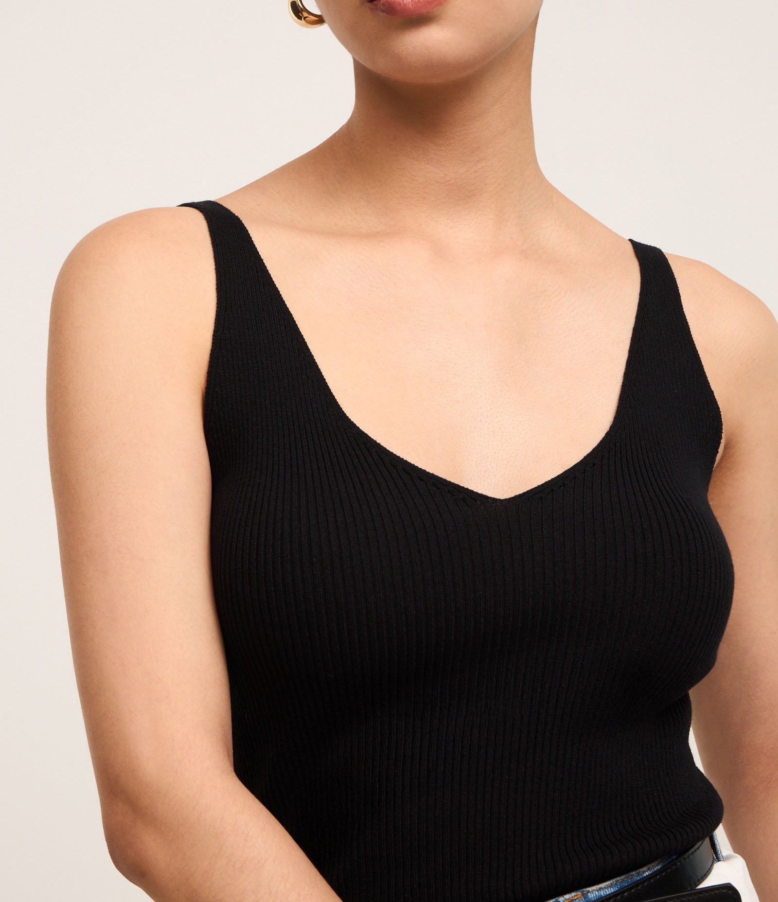 Blusa Regata Canelada em Tricô Leve com Decote V Preto 4