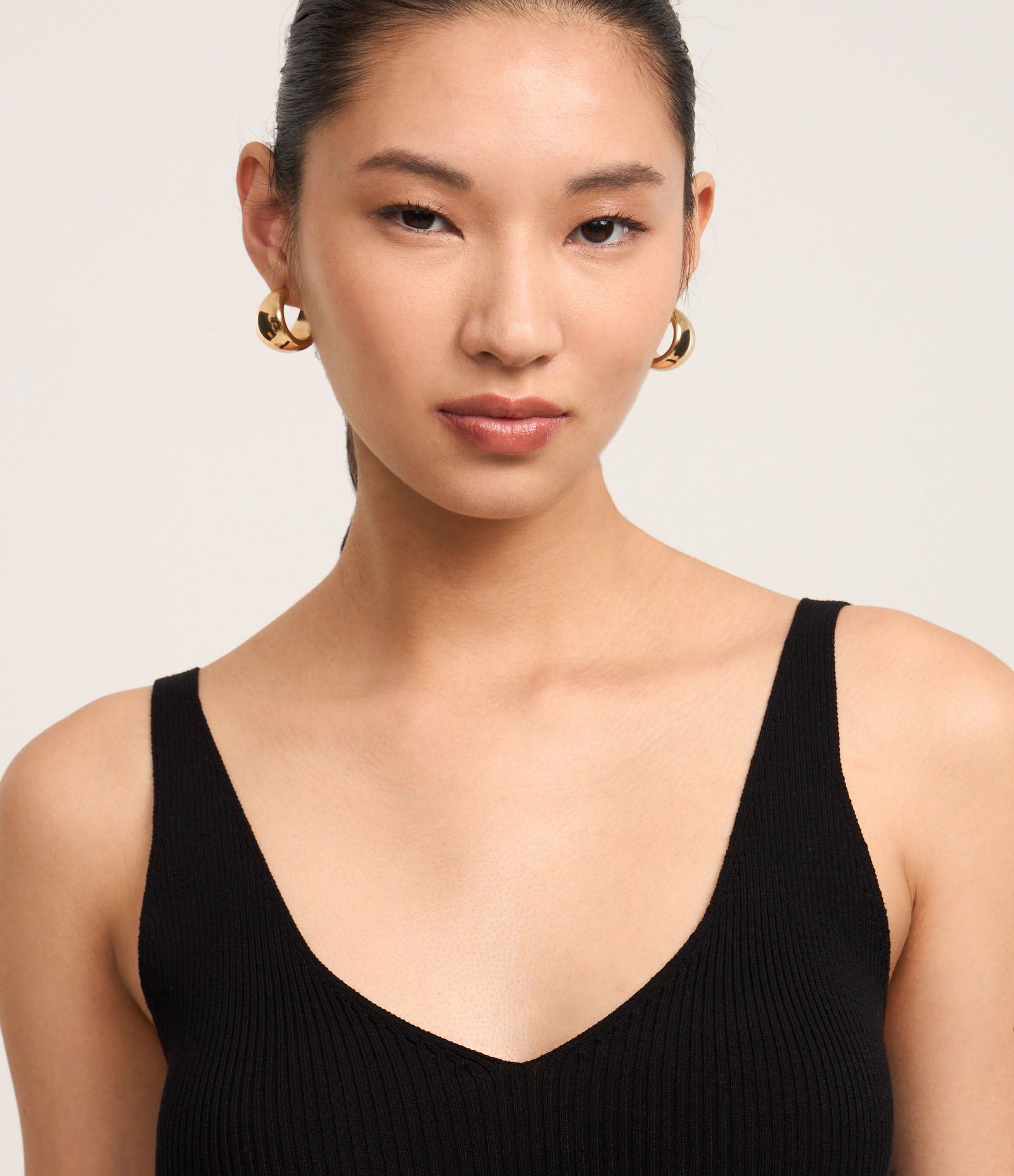 Blusa Regata Canelada em Tricô Leve com Decote V Preto 5