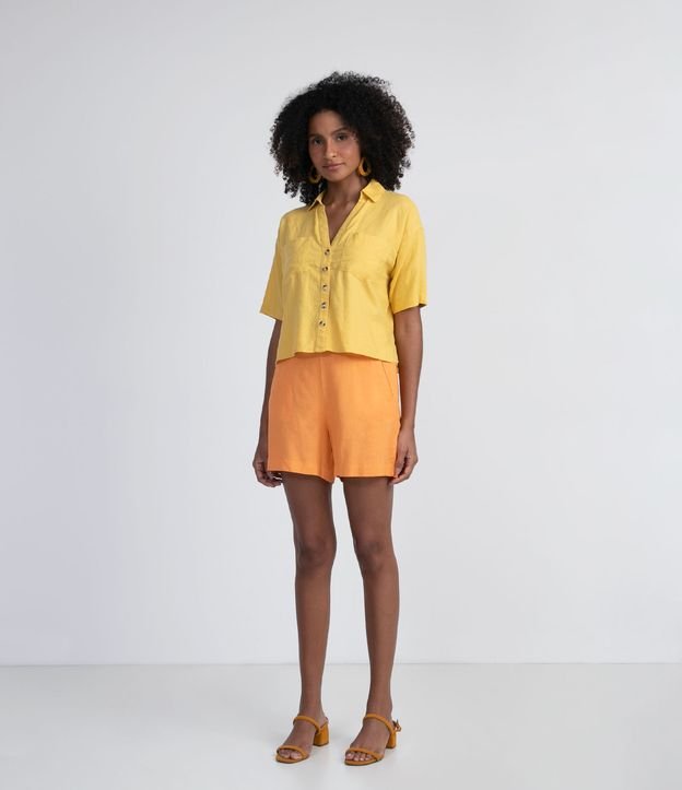 Camisa Manga Corta em Viscolino con Bolsillos y Botones Contrastante Amarillo 6