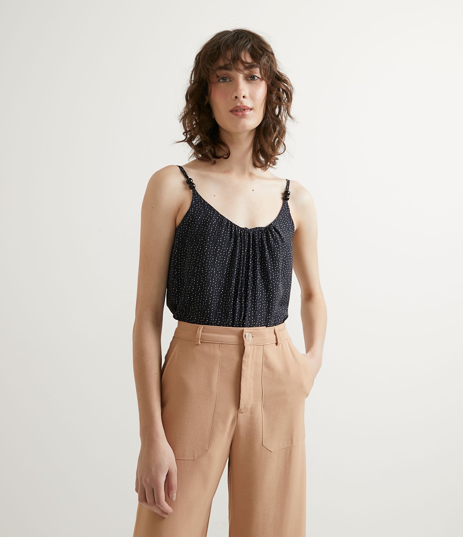 Blusa Regata em Crepe com Aviamento e Estampa de Pontinhos Preto 1