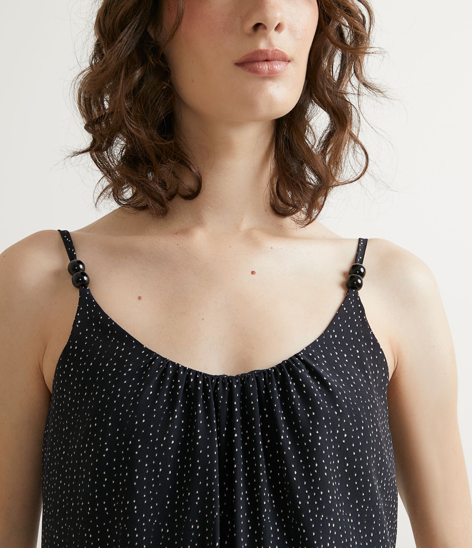 Blusa Regata em Crepe com Aviamento e Estampa de Pontinhos Preto 3