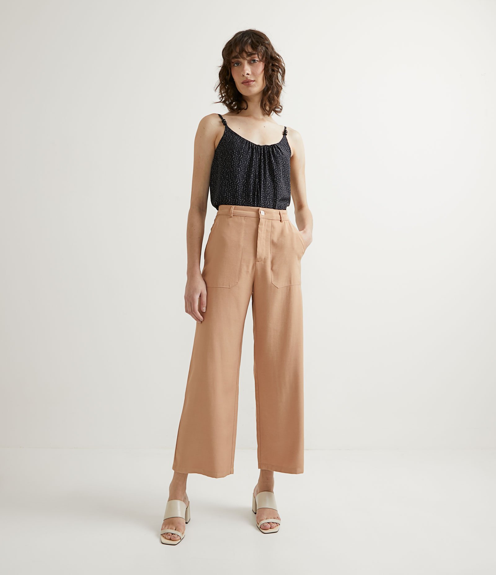 Blusa Regata em Crepe com Aviamento e Estampa de Pontinhos Preto 5