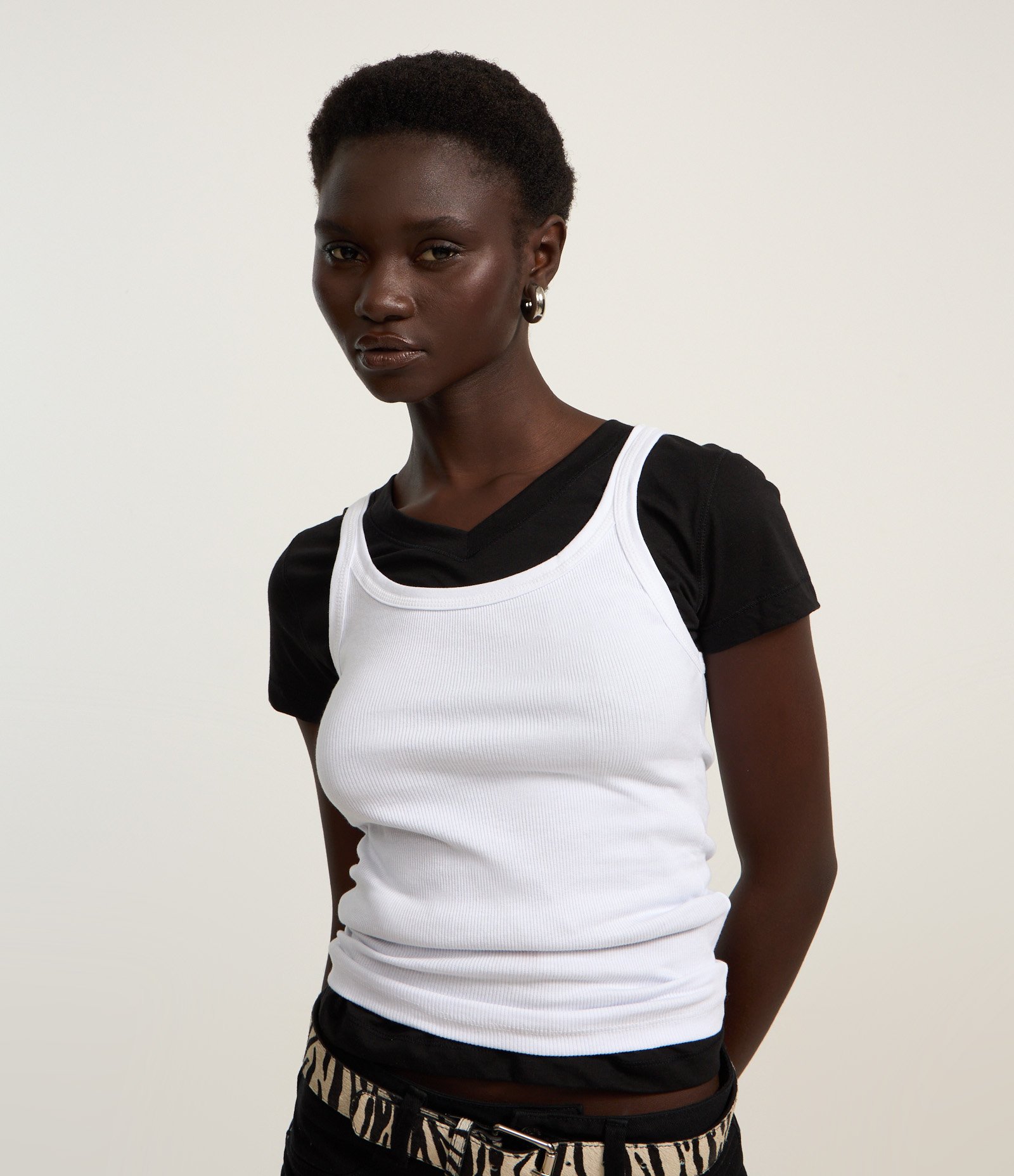 Blusa Básica em Algodão com Bolsinho Frontal Preto 2