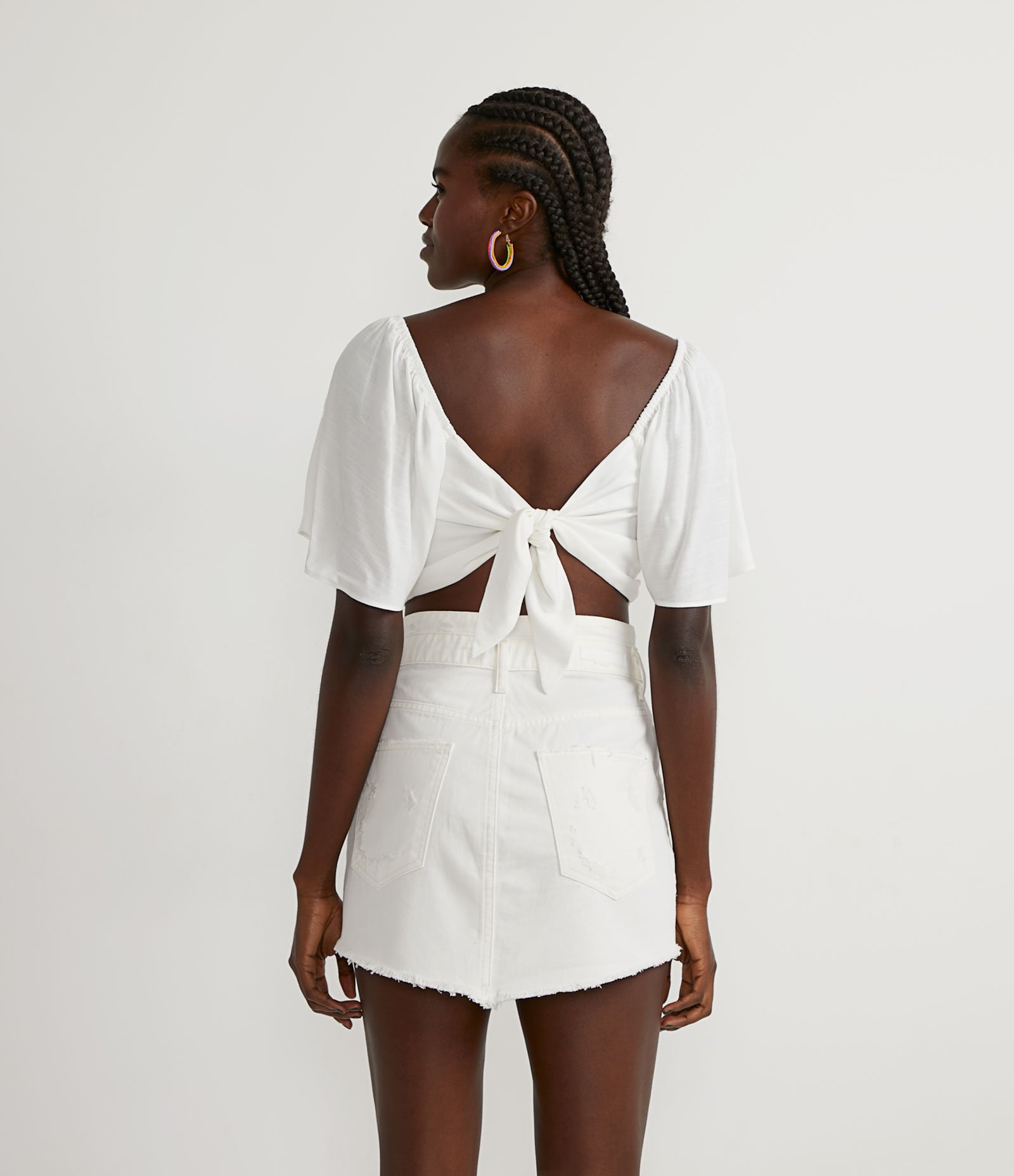 Blusa Cropped em Viscose com Puxadinho Frontal e Amarração nas Costas 2