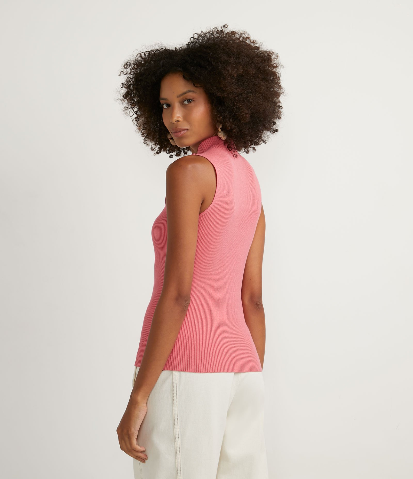 Blusa Regata em Tricô Canelada com Gola Halter e Alça Larga Rosa Médio 2