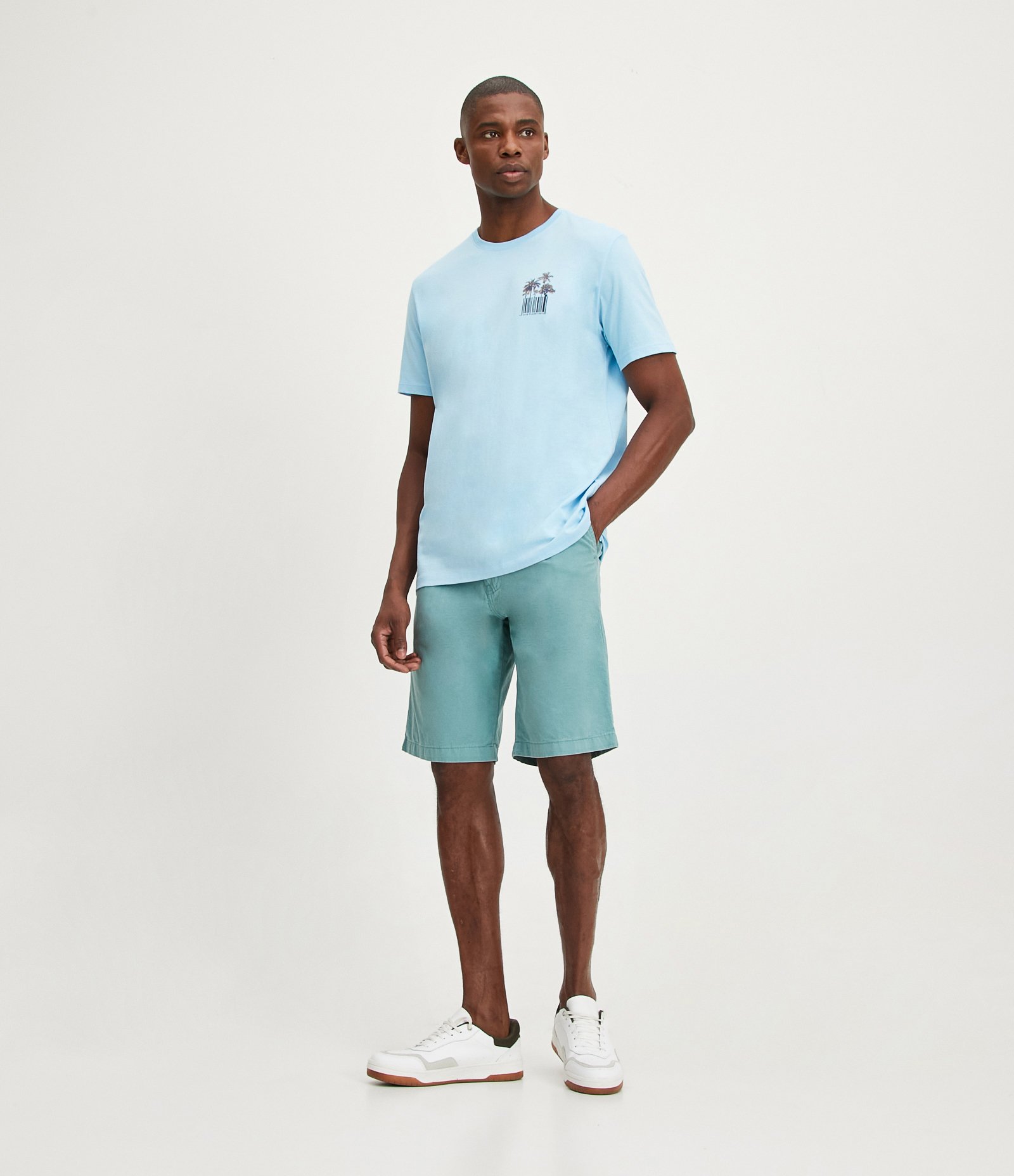 Bermuda Reta em Sarja com Bolso Verde Claro 1