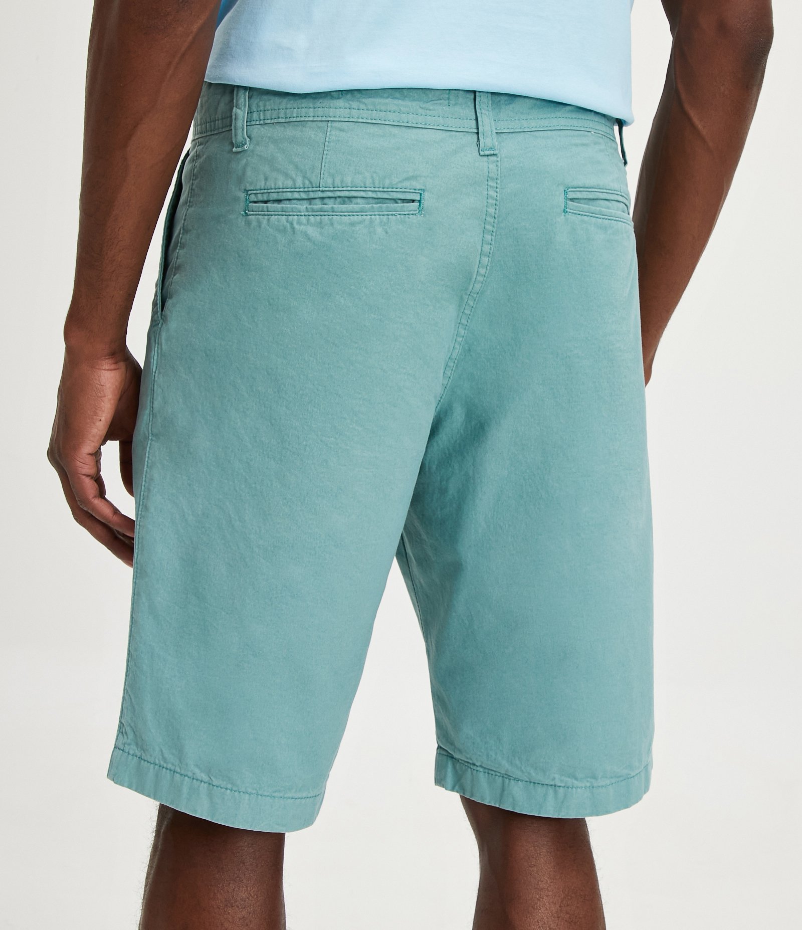 Bermuda Reta em Sarja com Bolso Verde Claro 4