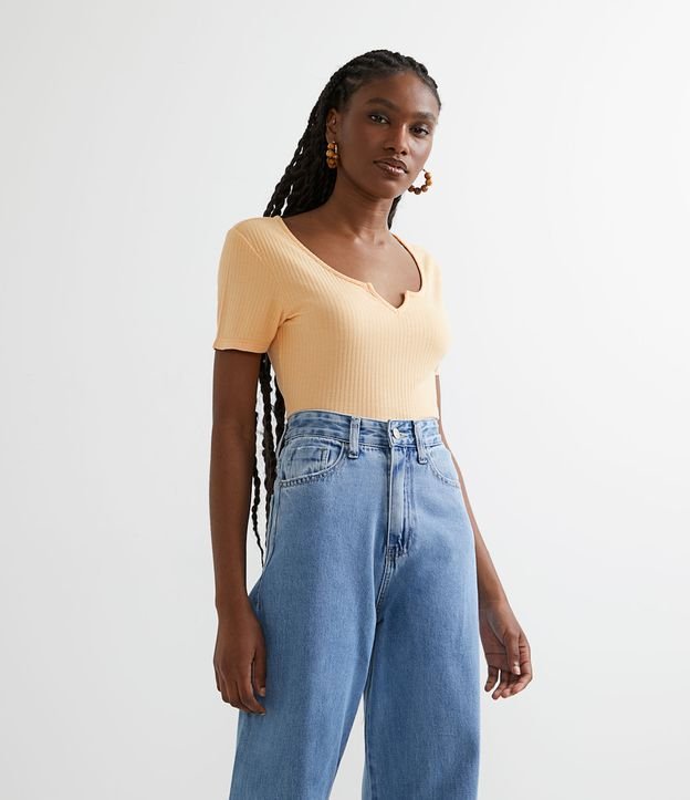 Blusa Cropped Básica en Viscosa Acanalada Escote con Detalle en V y Manga Corta Naranja 1