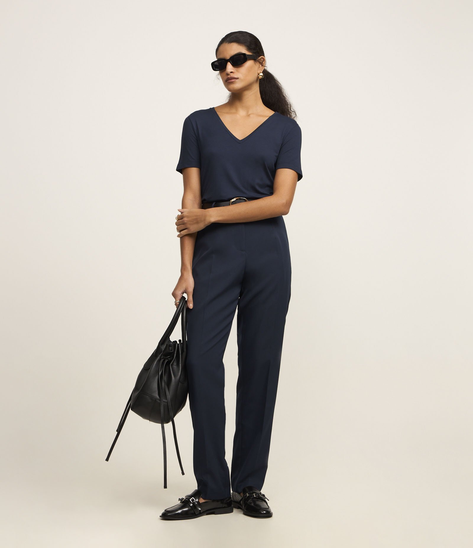 Blusa Básica em Viscose com Decote V Azul Marinho 2