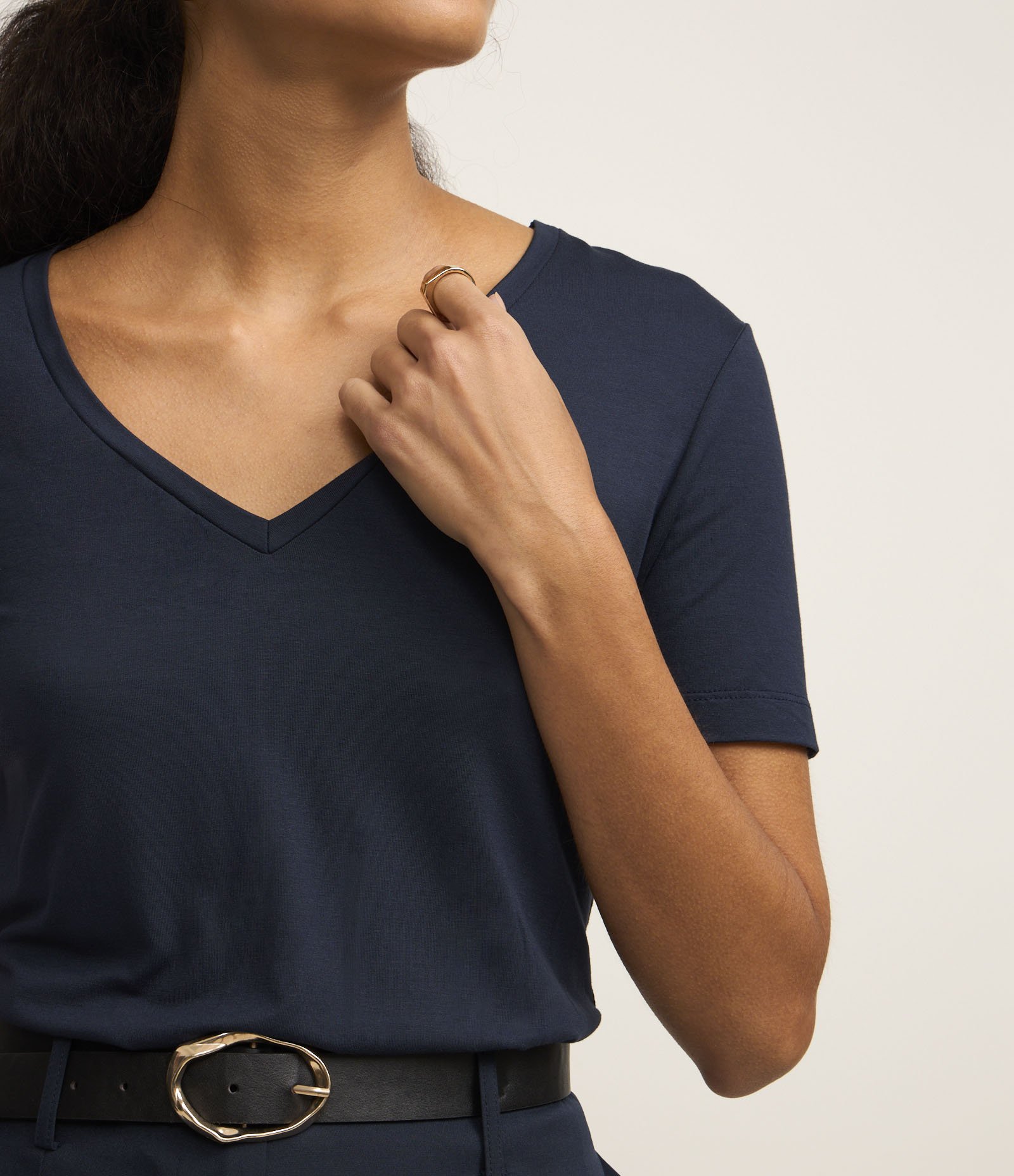 Blusa Básica em Viscose com Decote V Azul Marinho 3