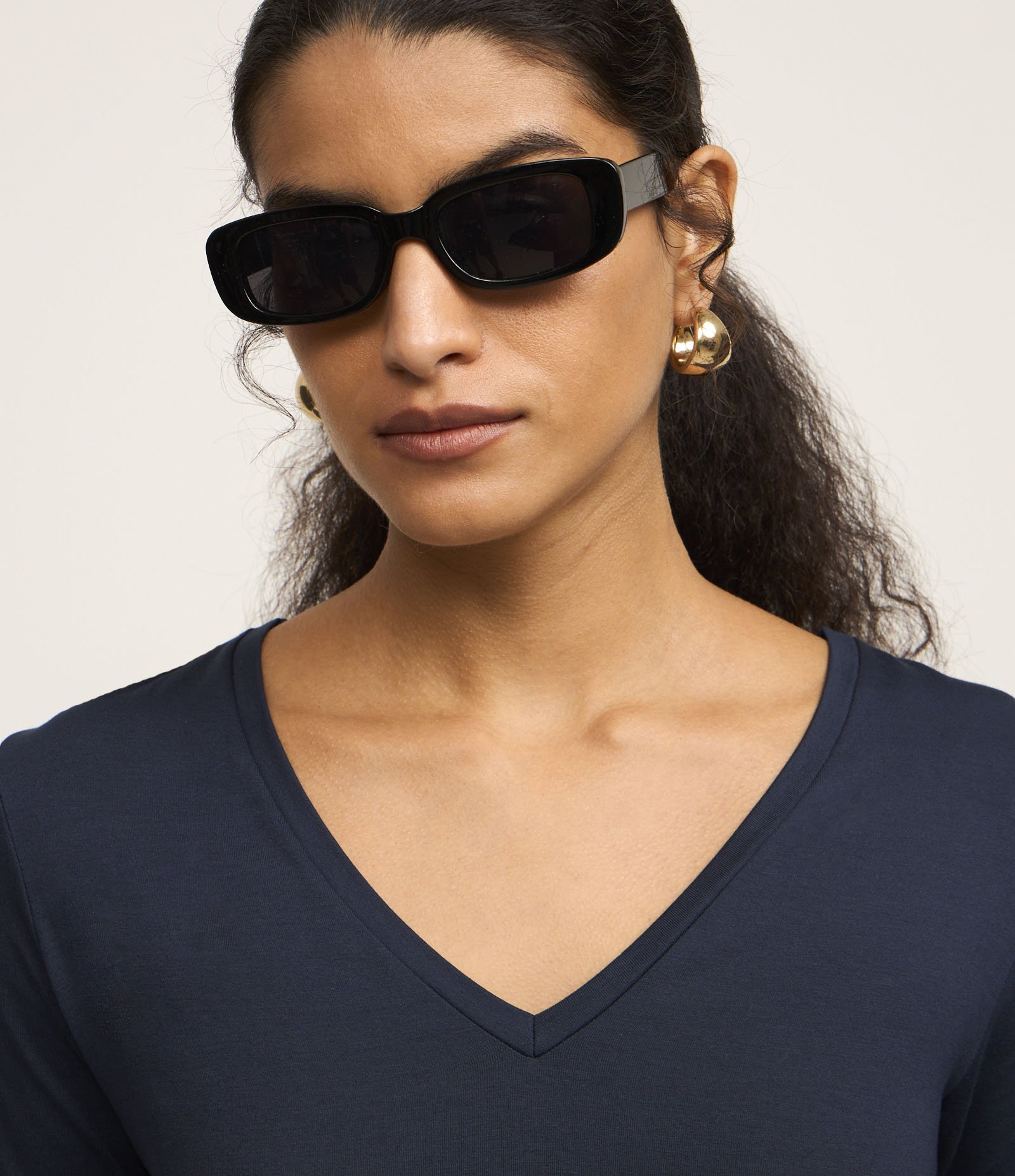 Blusa Básica em Viscose com Decote V Azul Marinho 4