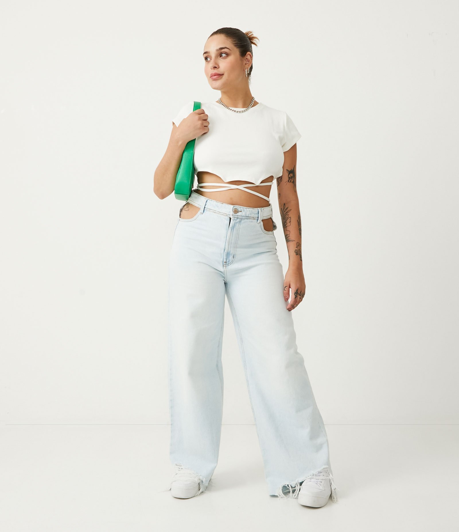 Blusa Cropped em Viscose Canelada com Amarração no Corpo 2