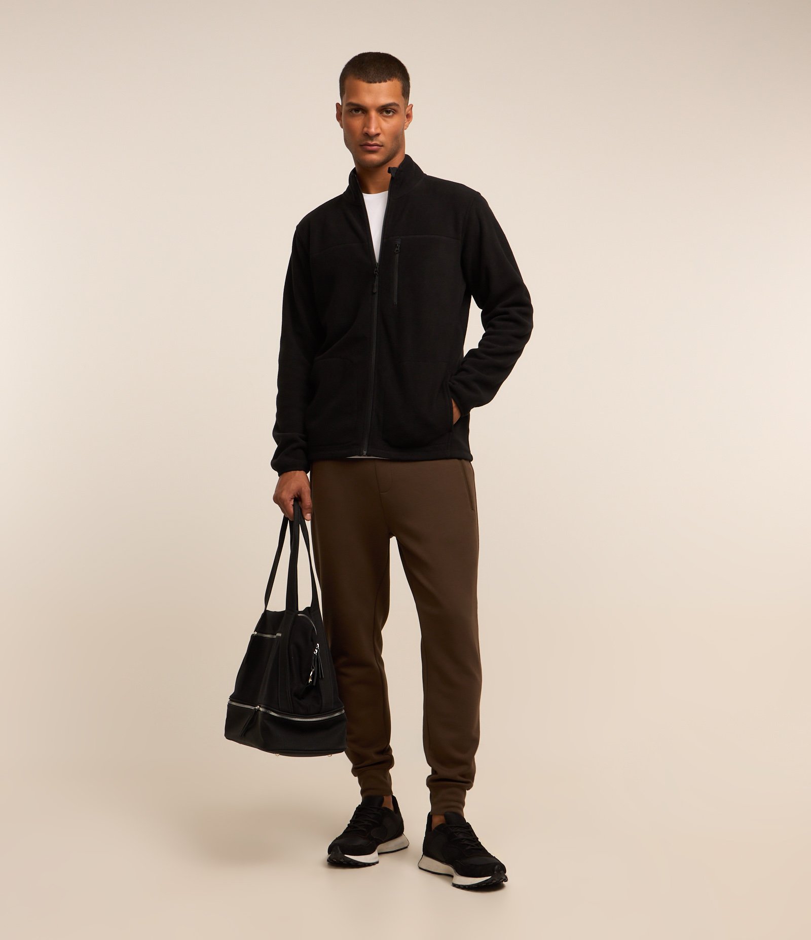 Jaqueta Esportiva com Fechamento em Zíper e Bolsos Preto 2